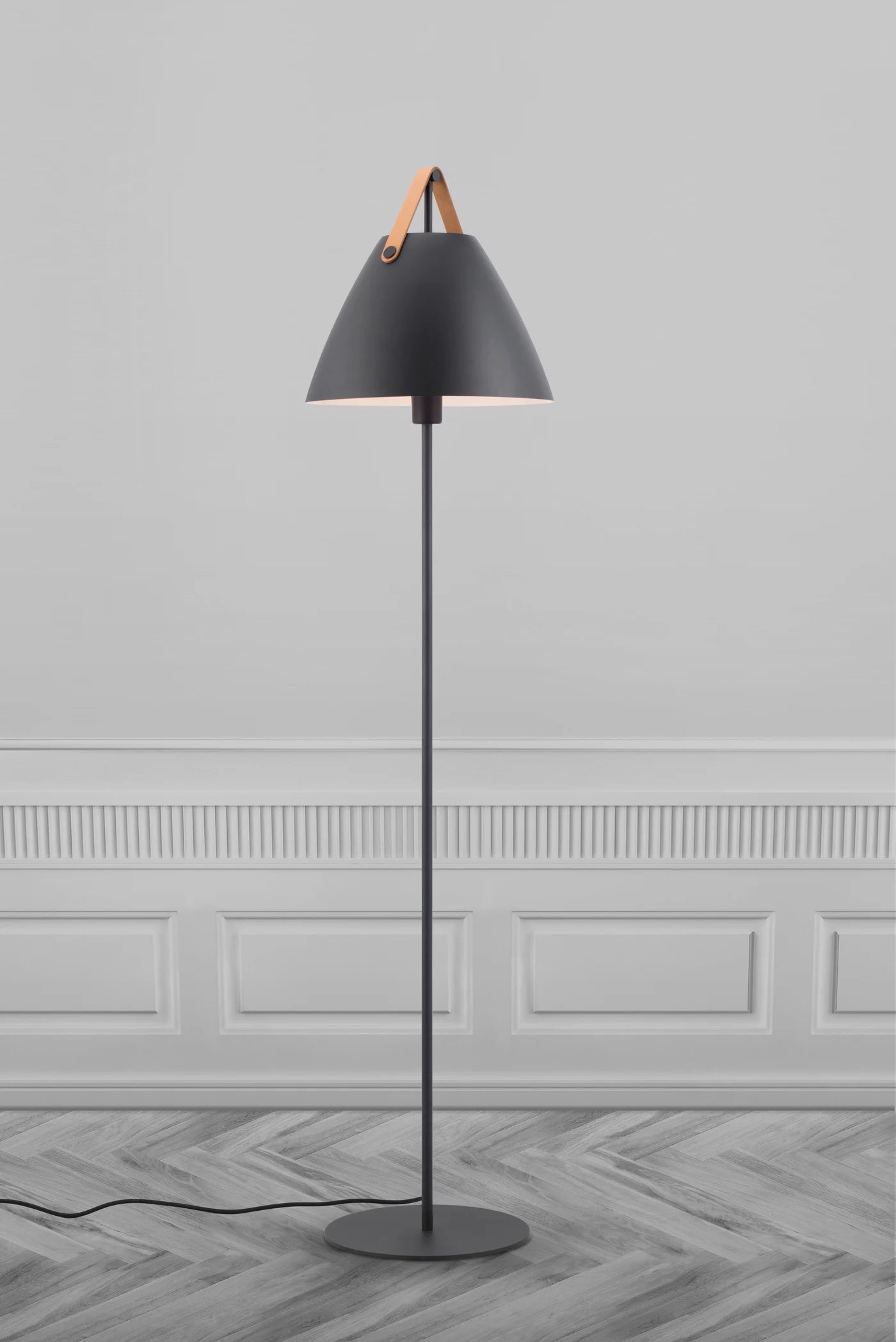 Strap Gulvlampe Sort