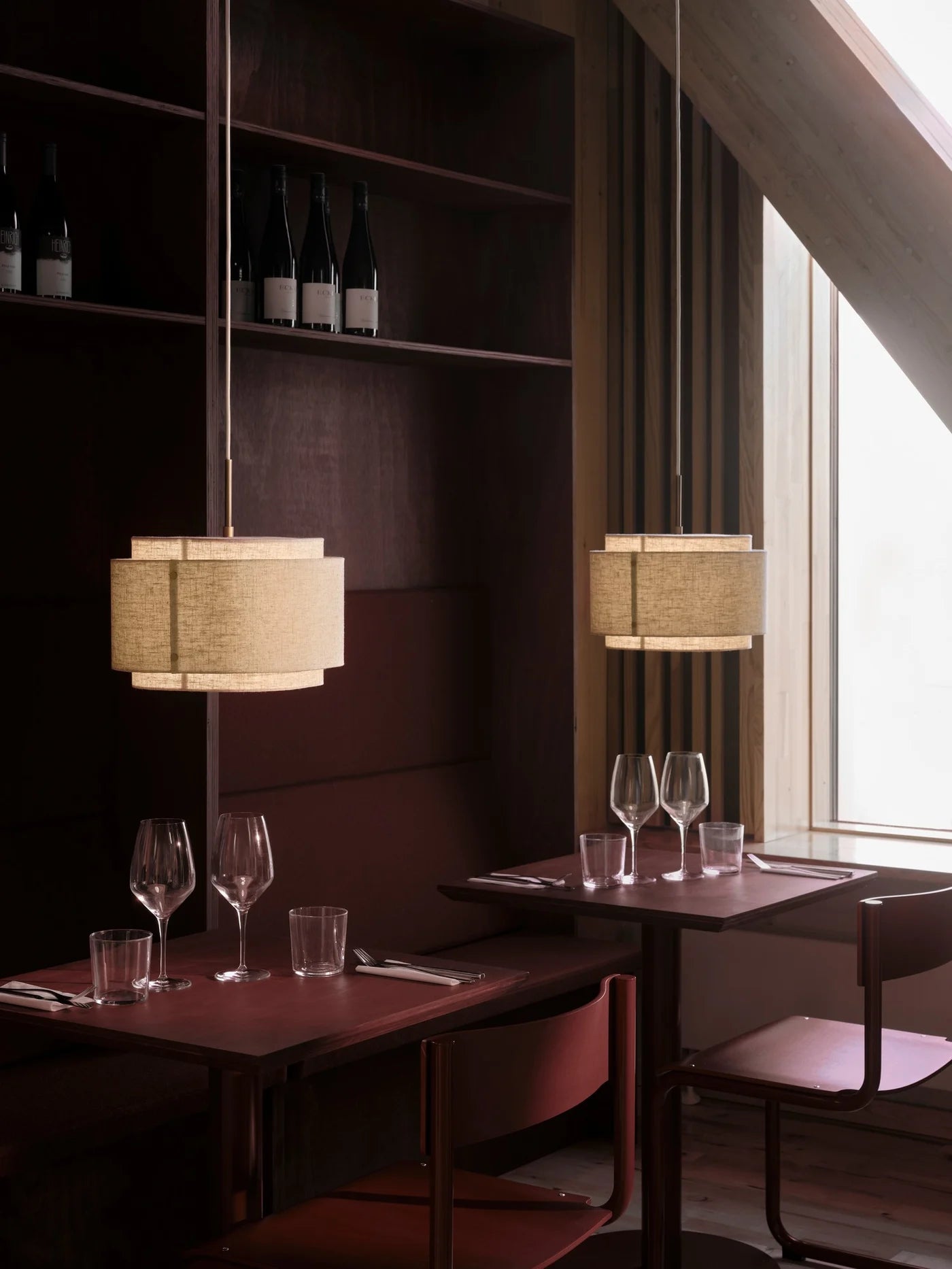 Den unikke designet Takai Ø30 Pendel i Beige hængt op i en restaurant