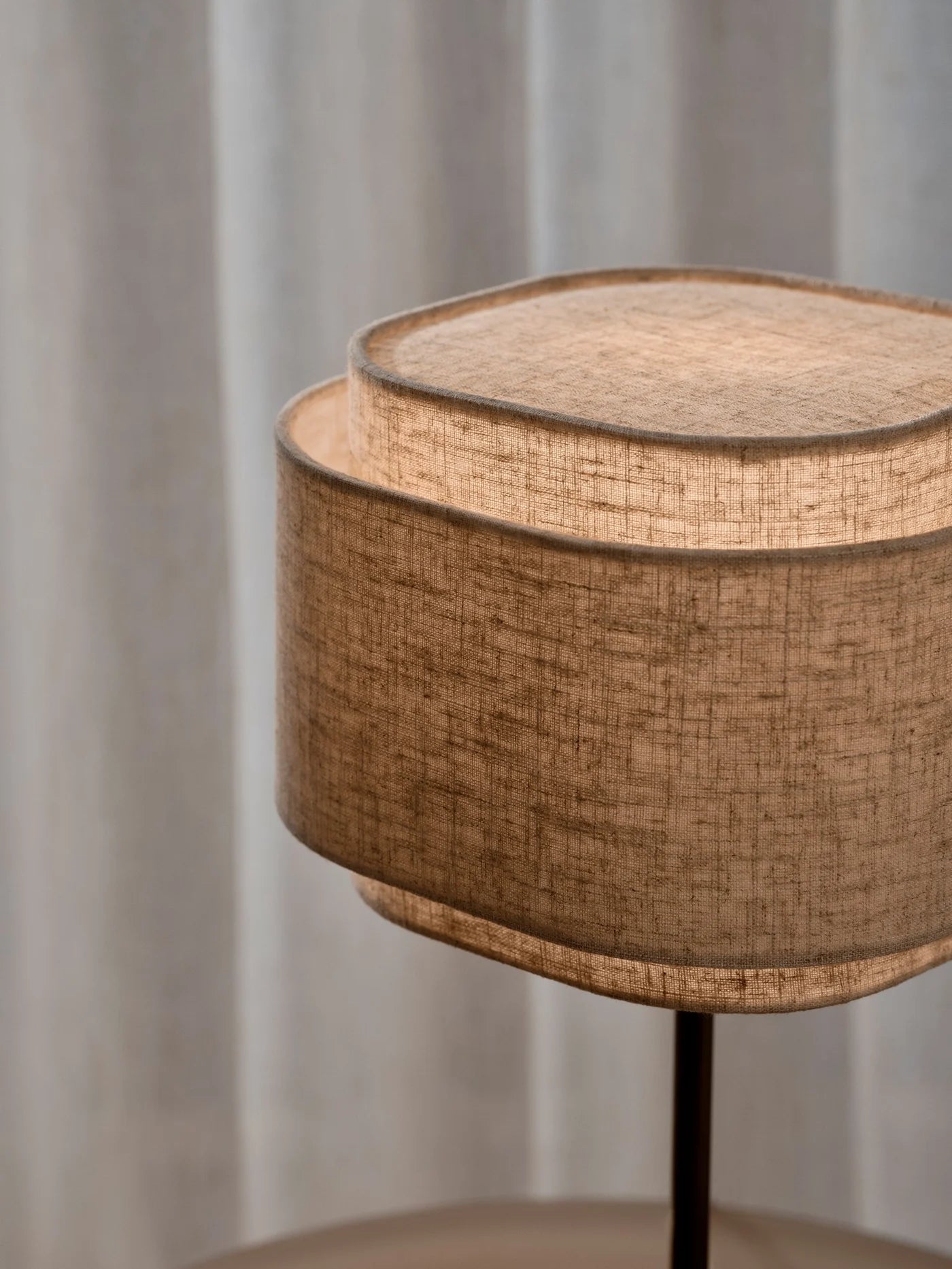 Zoomet helt ind på den unikke designet tekstil lampeskærm fra Takai Bordlampe i Beige