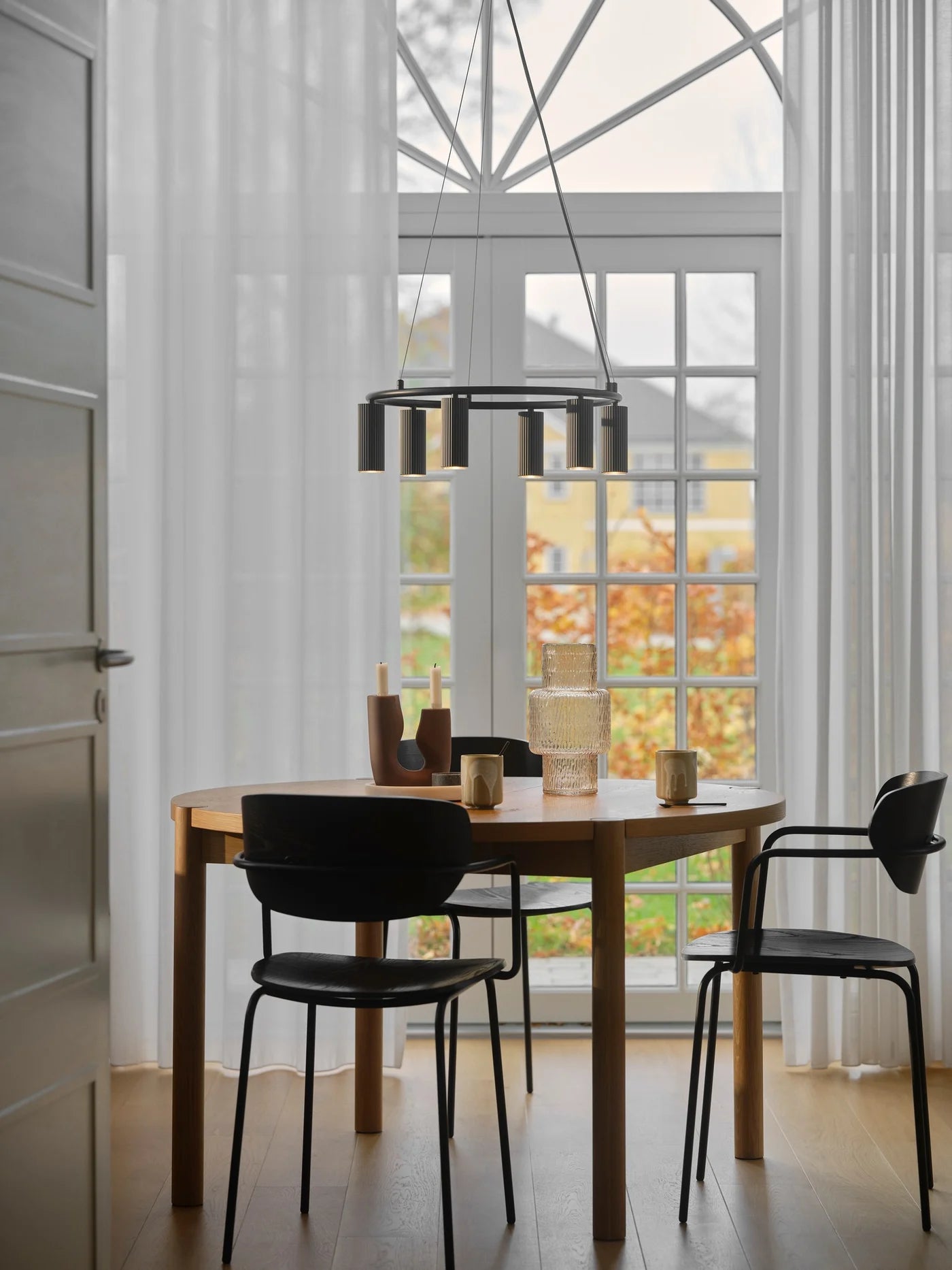 Nordlux Vico chandelier Pendel i Sort sat op over spisebordet