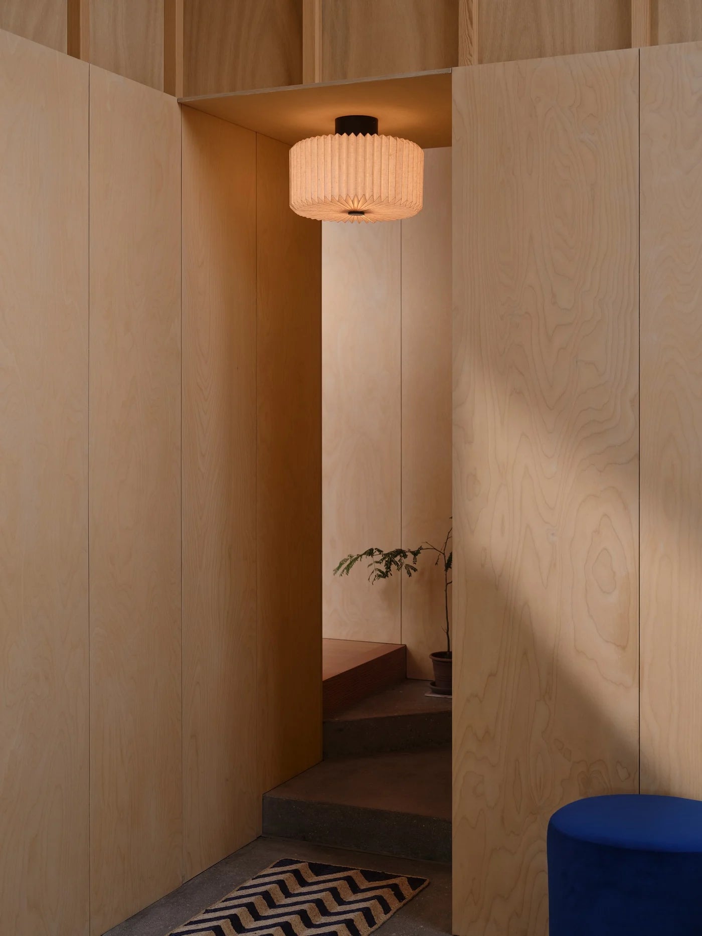 Den elegante Vivienne Loftlampe i Sort hængt op i stuen for dens varme belysning