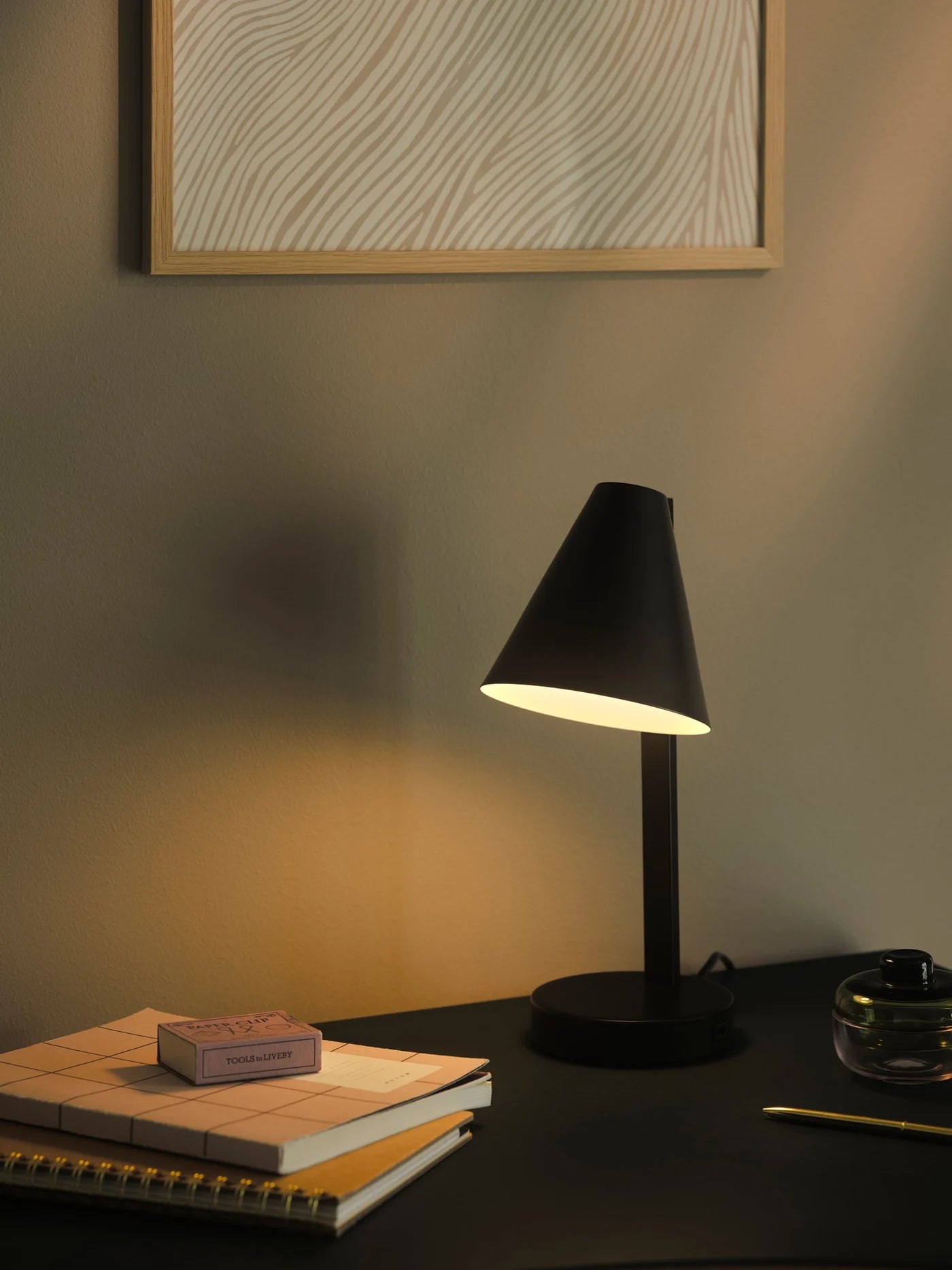 Nordlux Wilmer Bordlampe i Sort placeret på skrivebordet