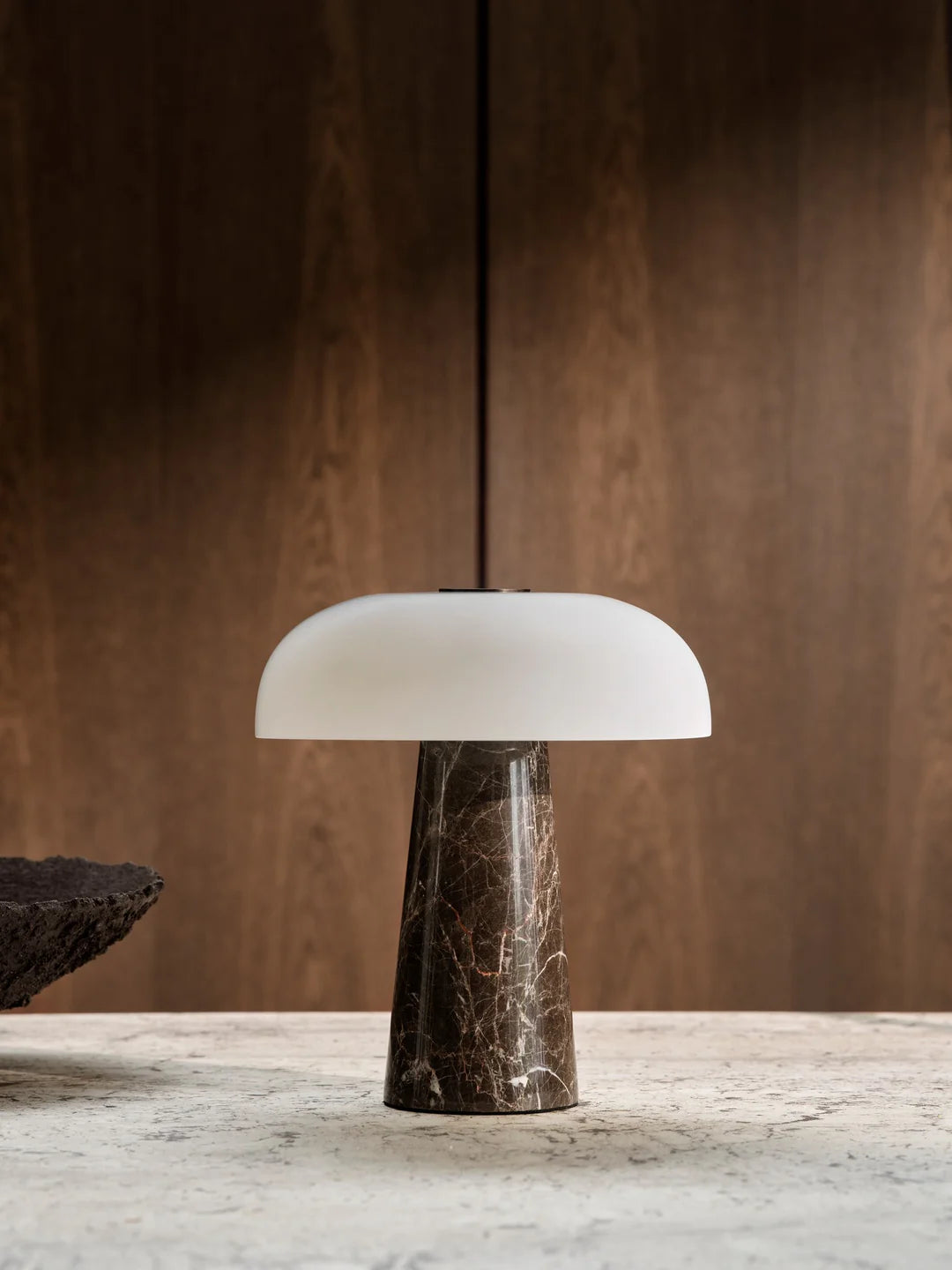 Glossy Mini Portable Bordlampe Grå brun slukket på bord
