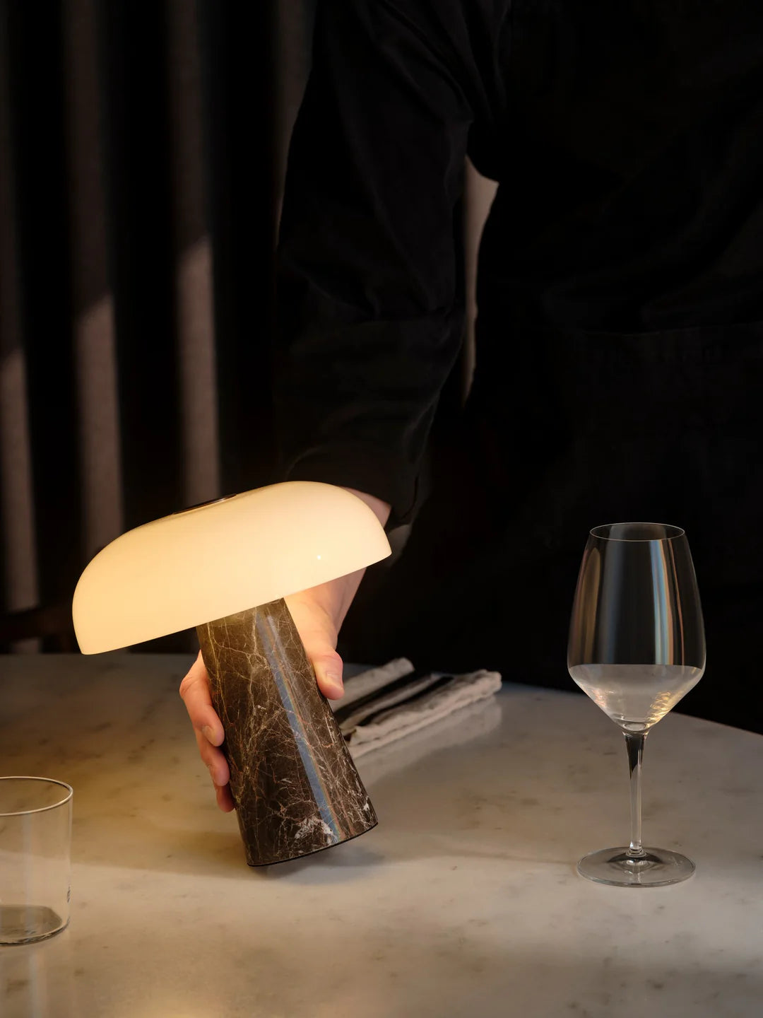 Glossy Mini Portable Bordlampe Grå brun løftet af spisebord mens tændt