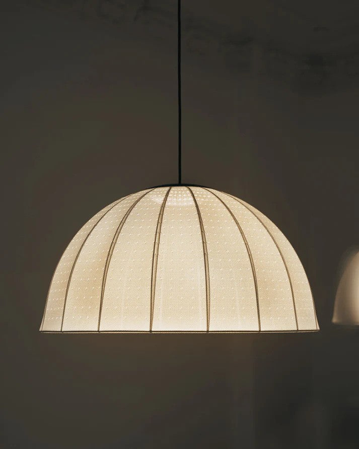 Helt tæt på den unikke designet Mollis Ø50 Pendel i Hvid hængt op i mørke og tændt for sin LED Modul for dens varme belysning