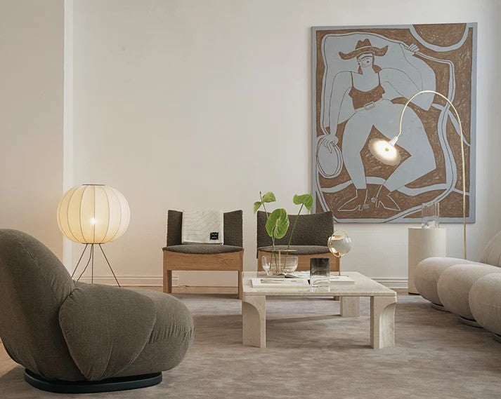 Knit-Wit Ø60 Round Gulvlampe Medium placeret i hjørnet af stuen for dens æstetiske design og unikke varme belysning i hele rummet