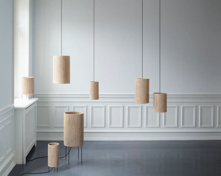 De unikke designet Ro lamper med Jute skærme placeret i stuen
