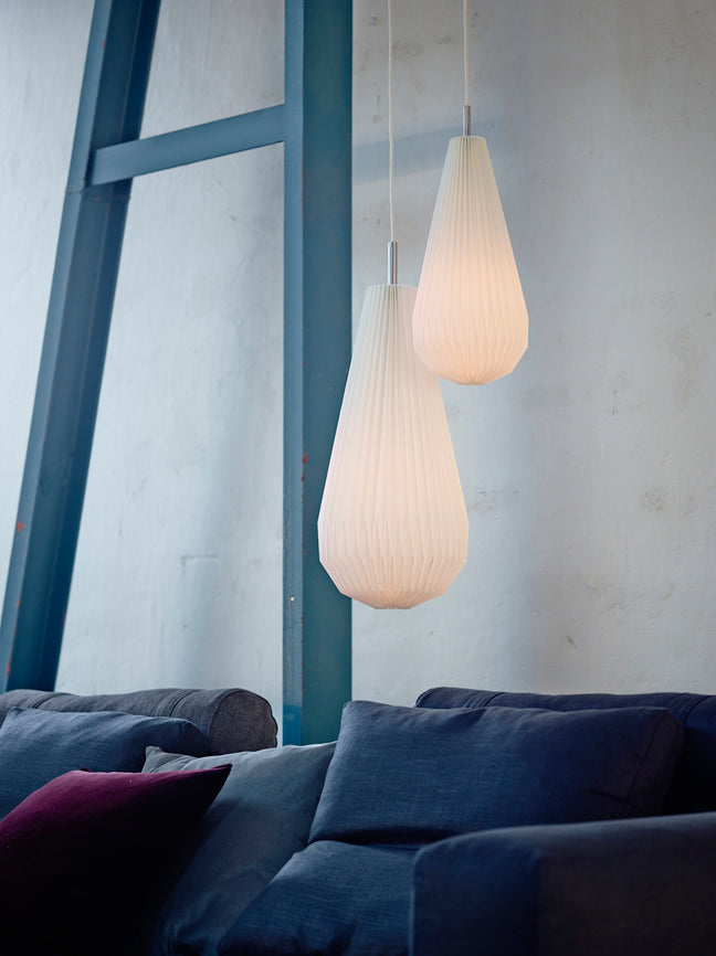 Den æstetiske 181 Komet Pendel L hængt op i stuen for dens behagelige belysning