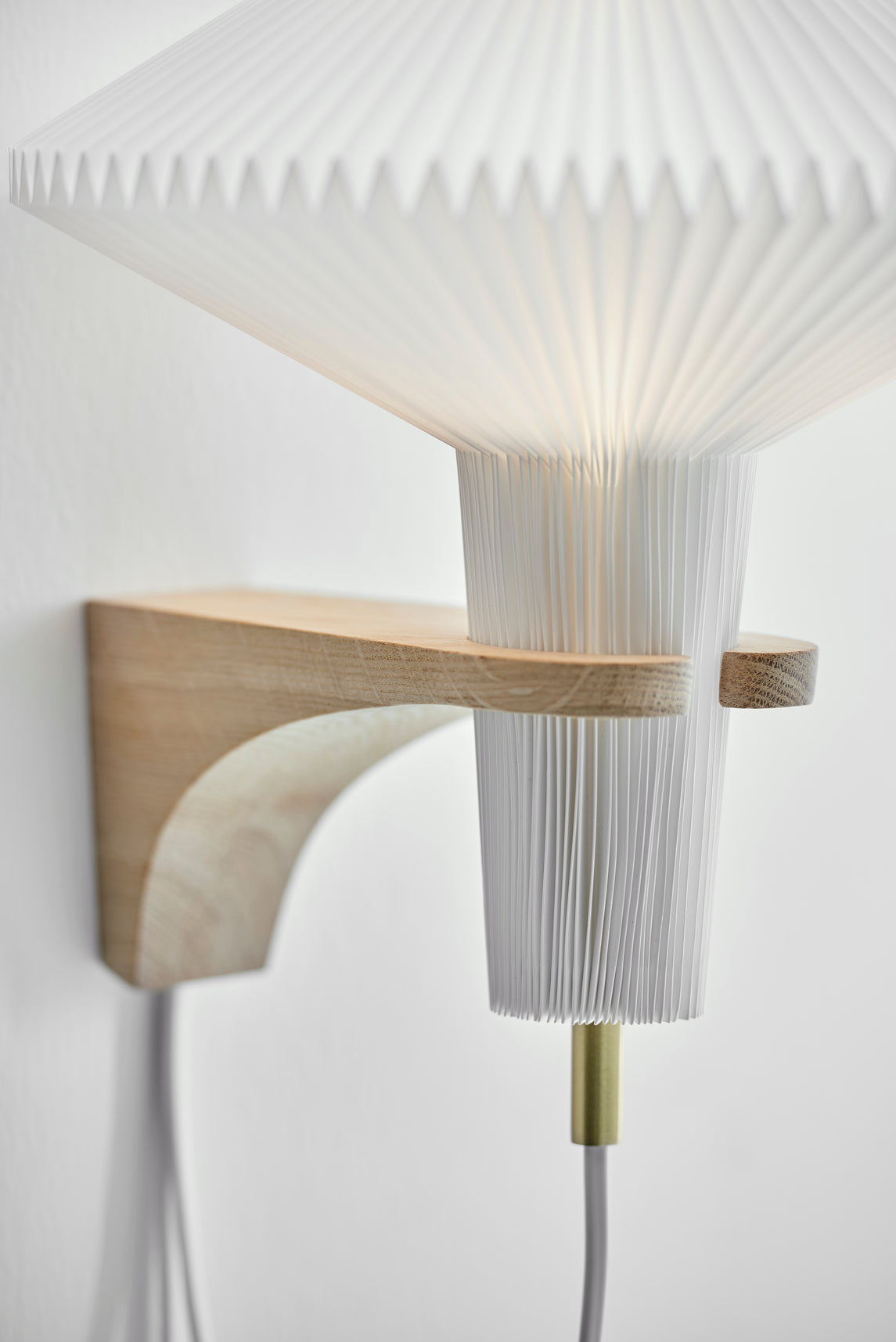 Naturmaterialer i LE KLINT 204 The Mushroom i lys eg