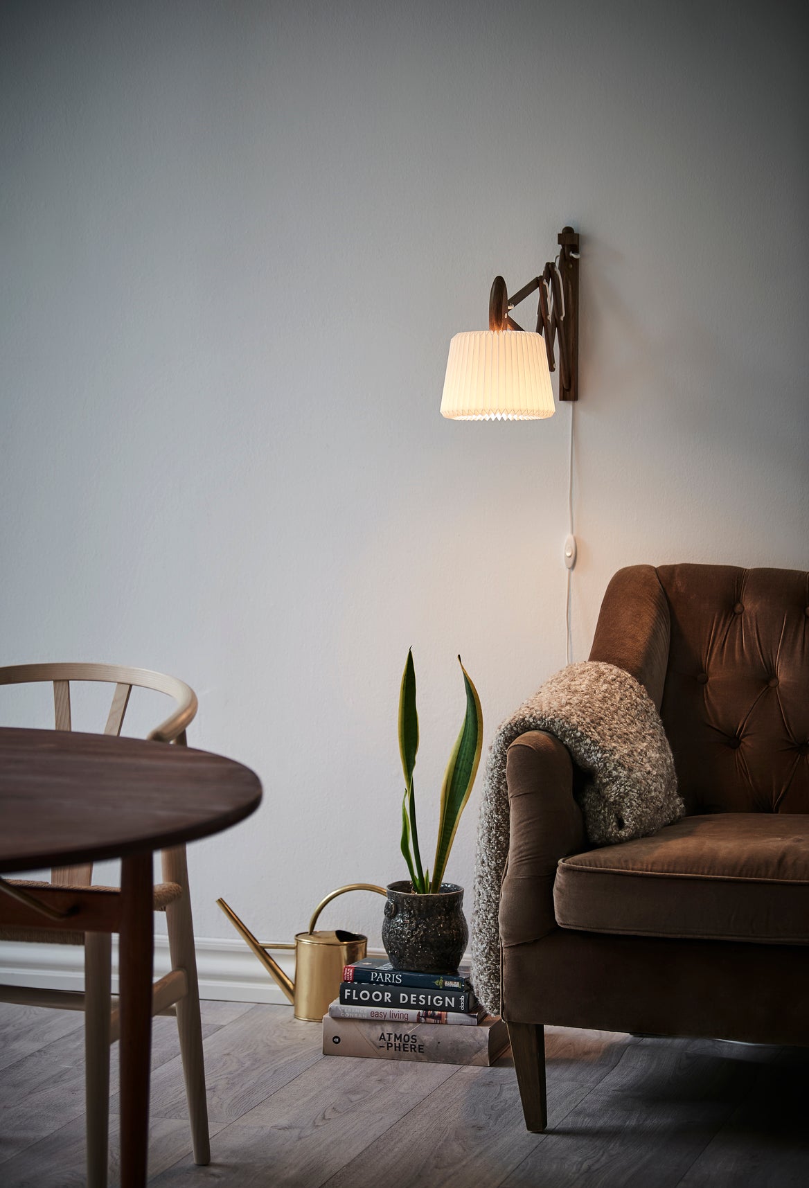 Den smukke Sax i røget eg står flot over sofaen i ethvert hjem