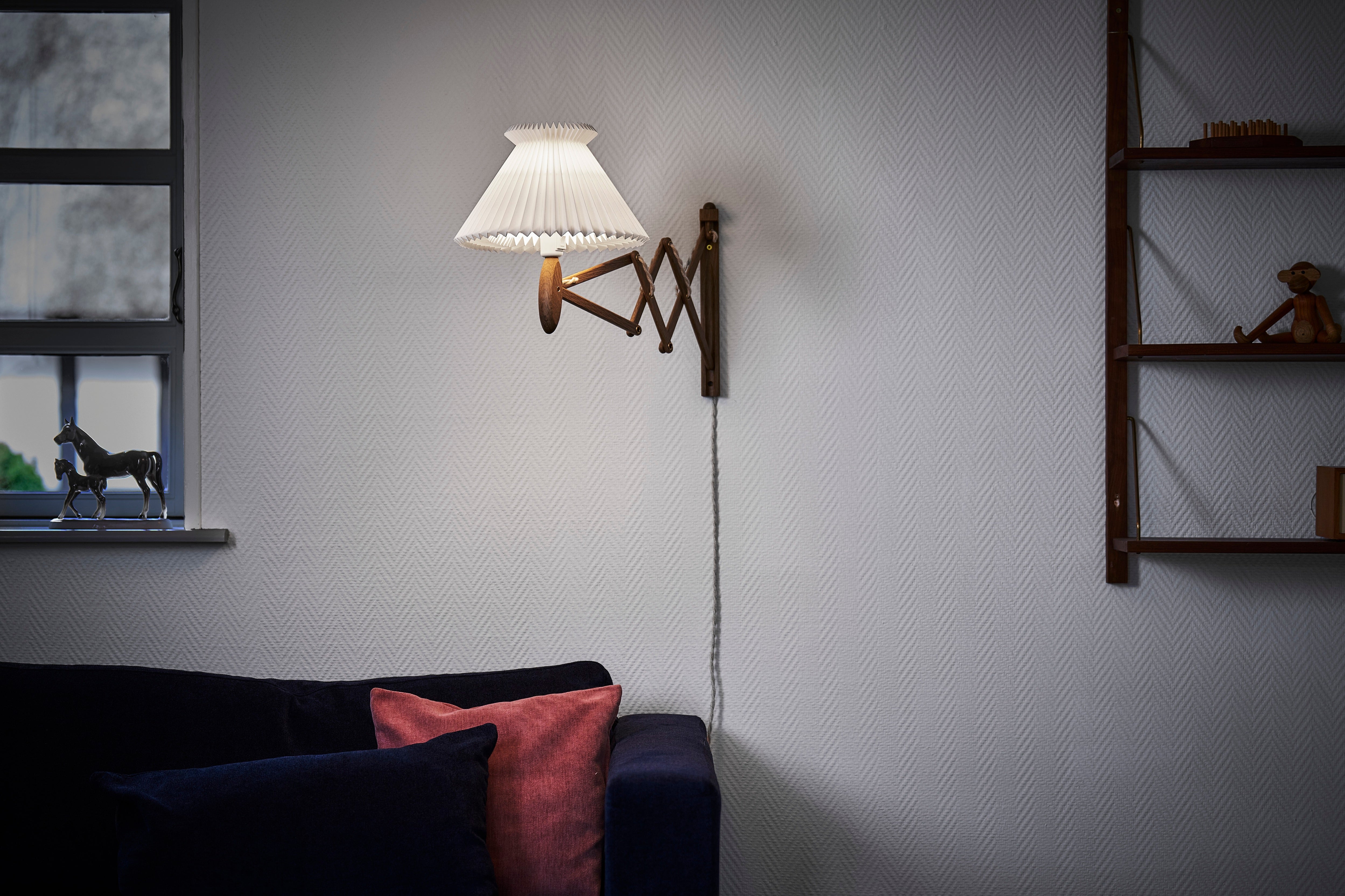 Le Klint 224 jubilæumsvæglampe over sofaen