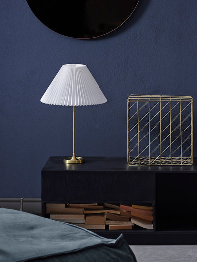 LE KLINT Model 307 messing bordlampe m. papirskærm ved sofa på reol