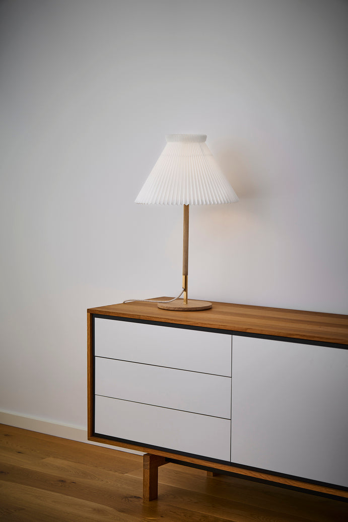 LE KLINT 328 LK 80 Bordlampe lys eg/messing på TV-møbel