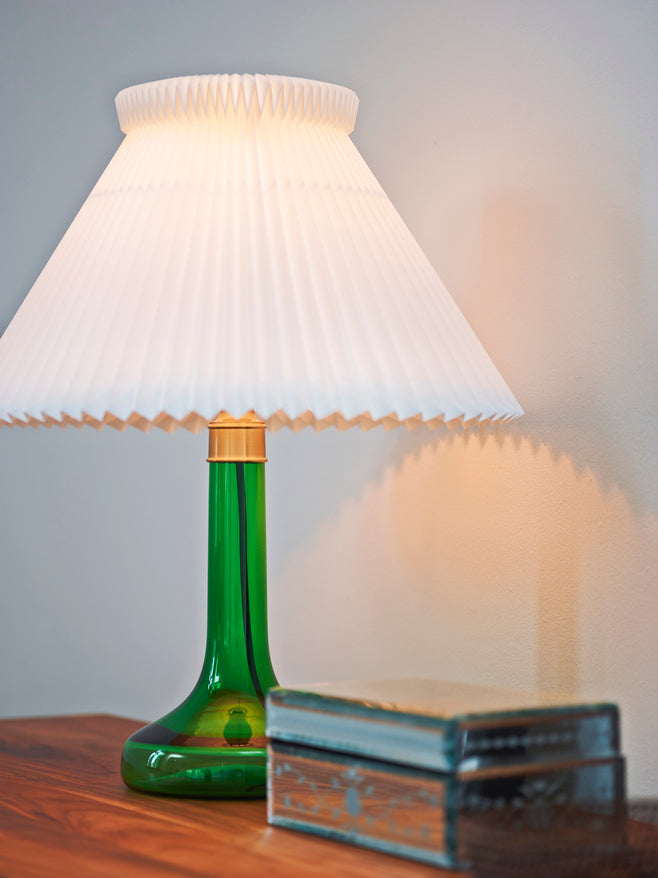 Le Klint Grøn bordlampe Model 343 på bord