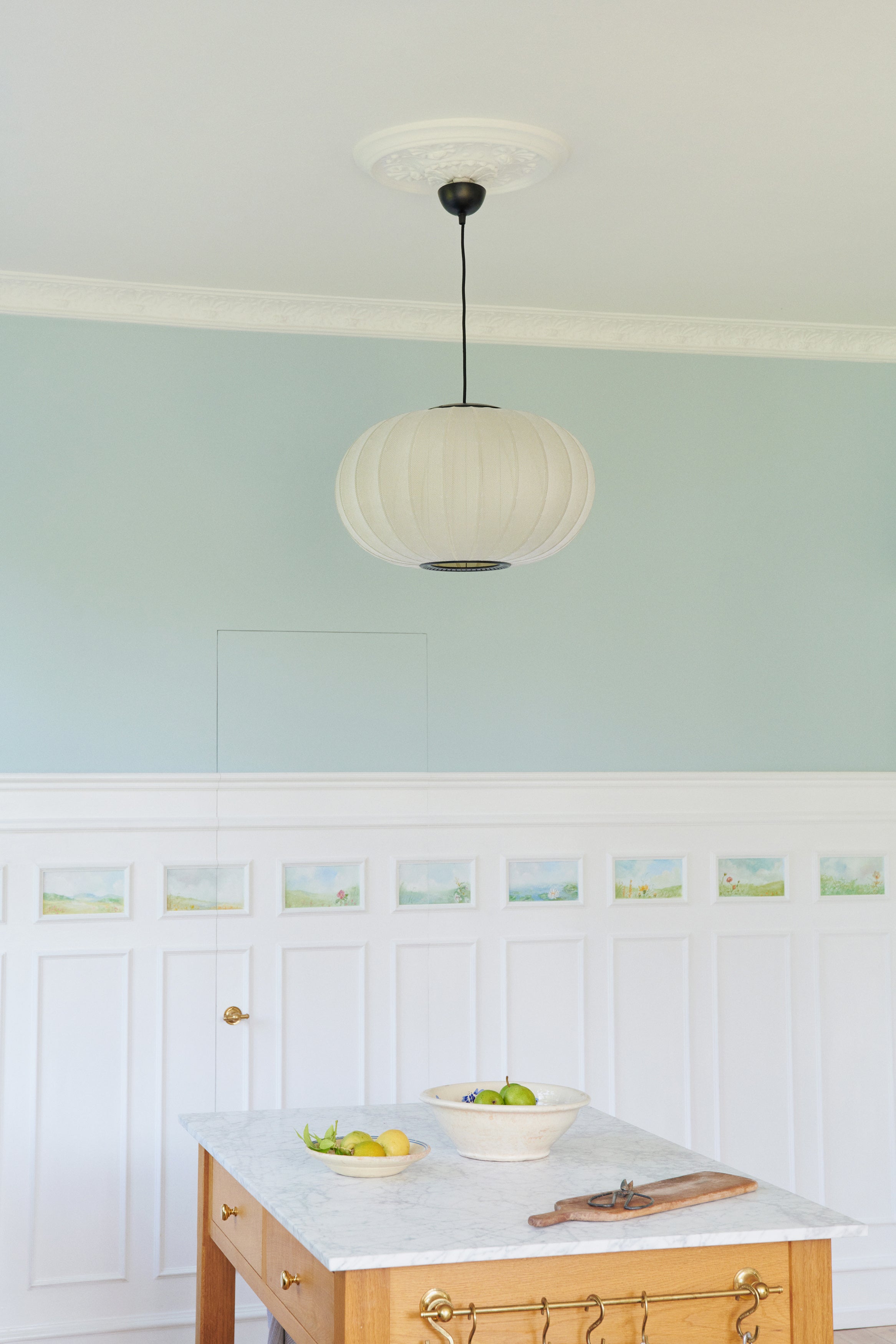 Den elegante og æstetiske Knit-Wit Ø45 Oval Loftslampe i Pearl White hængt op i køkkenet