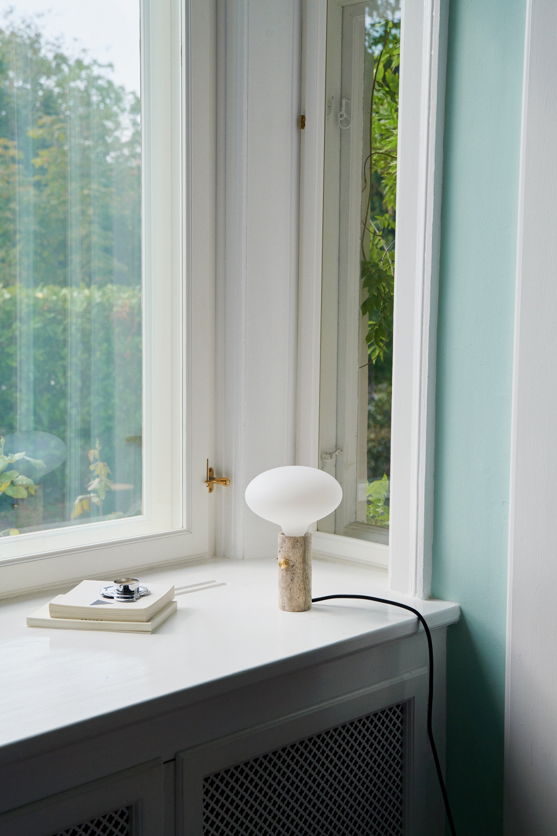 Den unikke og simple designet Core lampe i Nero Marquina brugt som bordlampe i vindueskammen
