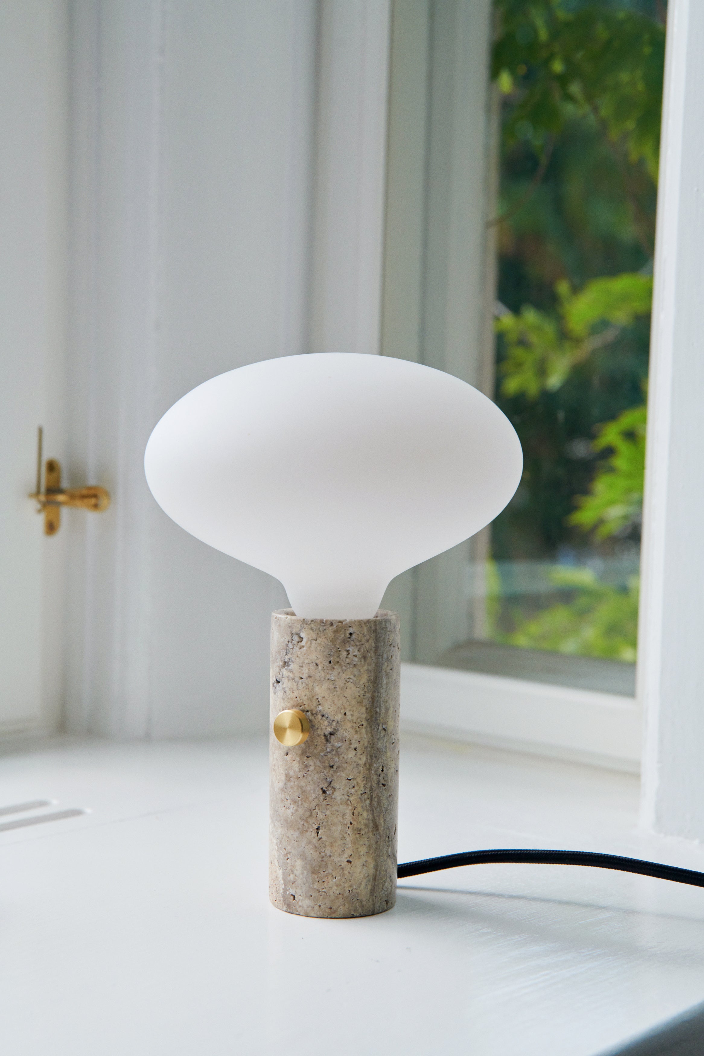 Core lampen i Nero Marquina stillet i vindueskammen og brugt som bordlampe