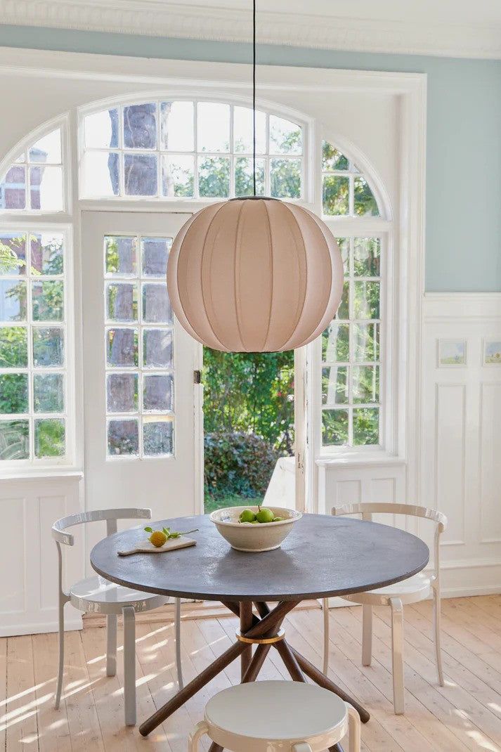 Knit-Wit Ø60 Round Pendel LED med sit elegante design hængt op over spisebordet i stuen