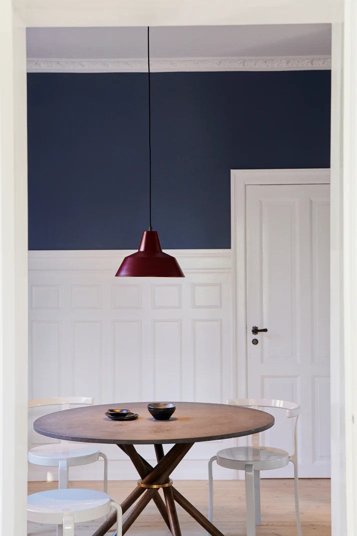 Den elegante og skandinaviske designet Workshop Lamp W2 hængt op i stuen for dens behagelige belysning