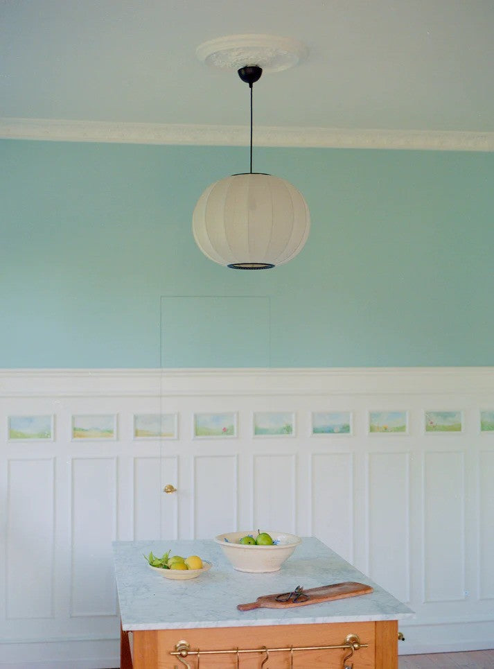 Den elegante og unik designet Knit-Wit Ø45 Round Pendel hængt op i køkkenet, findes i mange forskellige farver