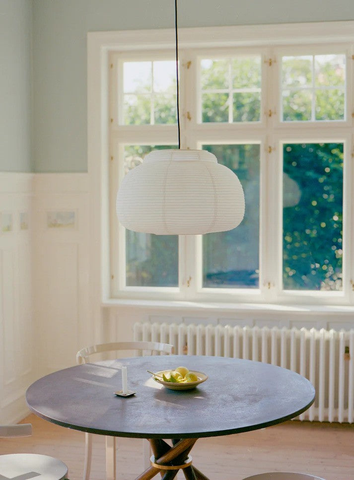 Den unikke og skandinaviske designet rispapirs lampe Papier Single Ø80 Pendel i Hvid hængt op over spisebordet for dens behagelige belysning