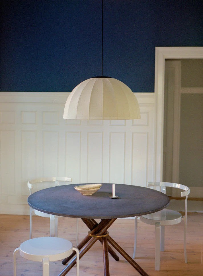 Den unikke og skandinaviske designet Mollis Ø65 Pendel i Hvid hængt op over spisebordet for dens elegante design