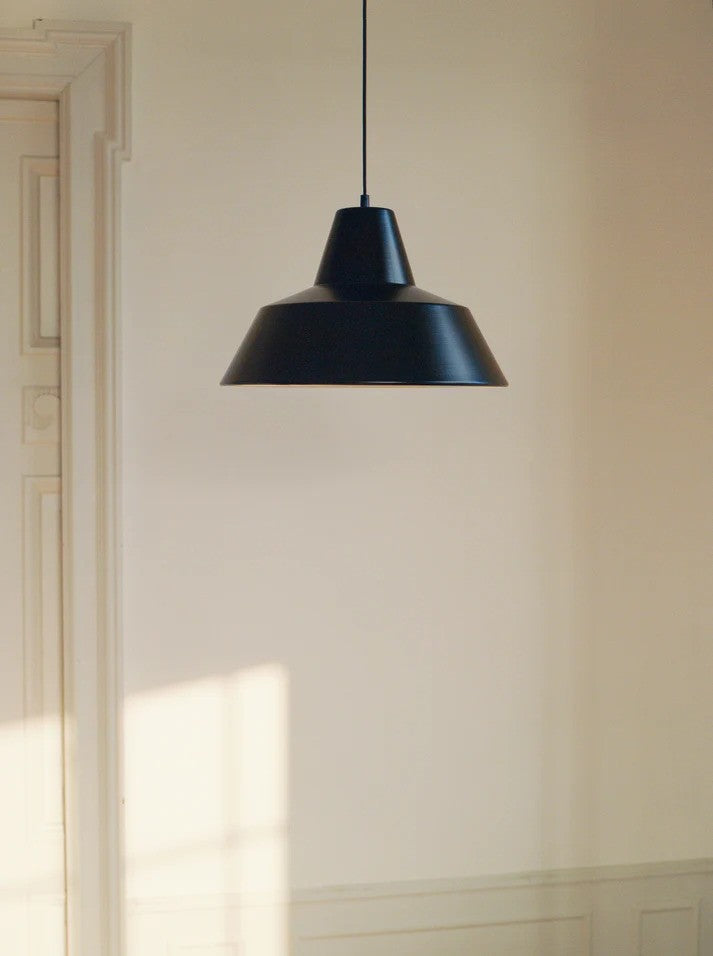 Workshop Pendel W4 hængt op i stuen for dens elegante og skandinaviske design