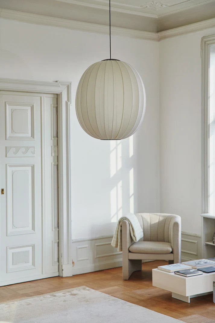 Knit-Wit Ø65 High Oval Pendel LED placeret i stuen for dens behagelige og varme belysning samt æstetiske design