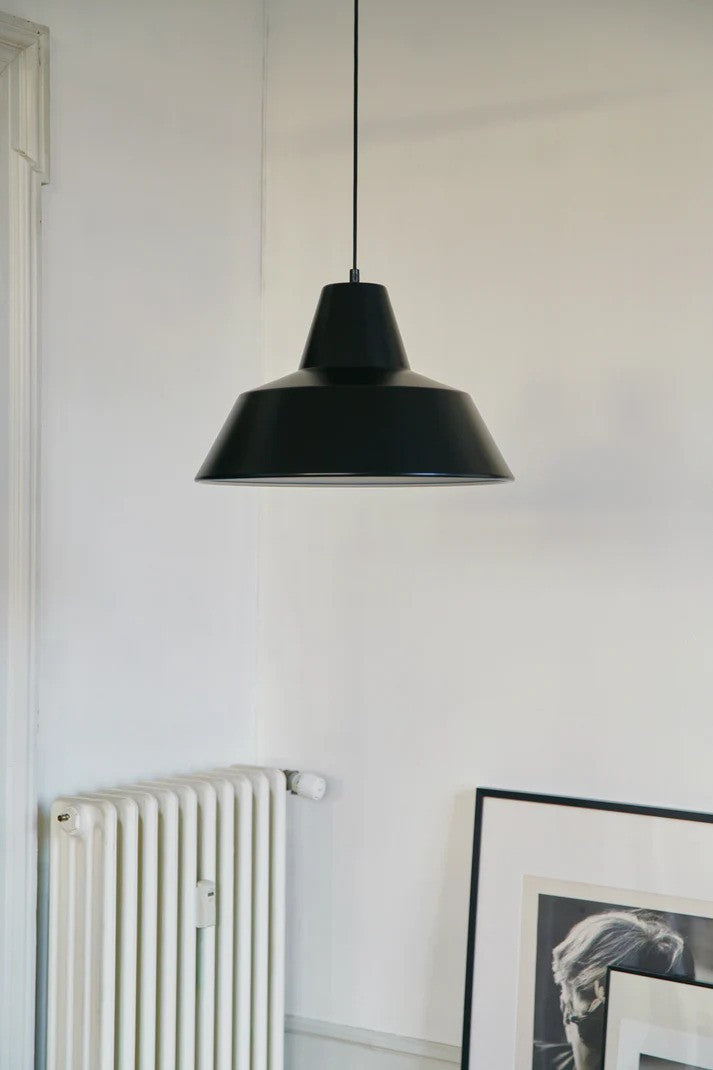 Den unikke Workshop Pendel W3 hængt op i stuen for dens elegante design og varme belysning