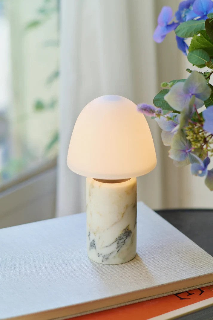 Den elegante Fuse Portable Bordlampe placeret i stuen for dens behagelige og varme belysning