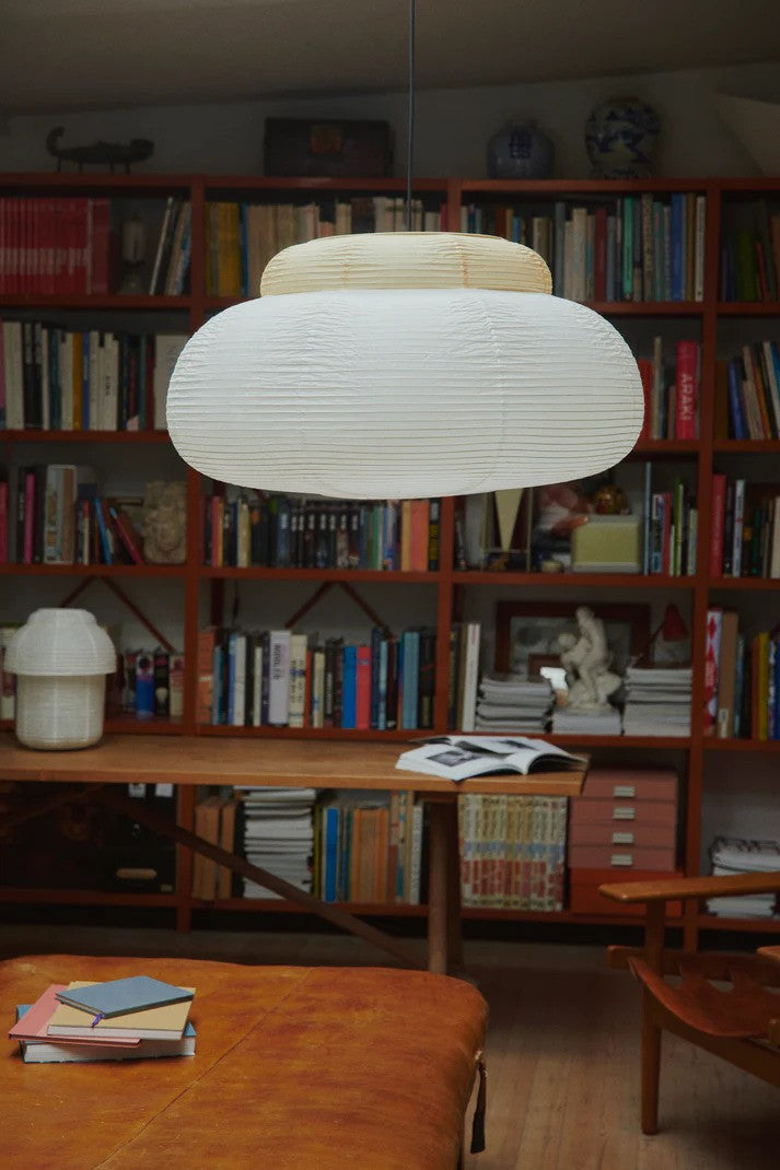 Den æstetiske Papier Single Ø80 Pendel i Gul hængt op i stuen for dens unikke og elegante design med behagelige belysning