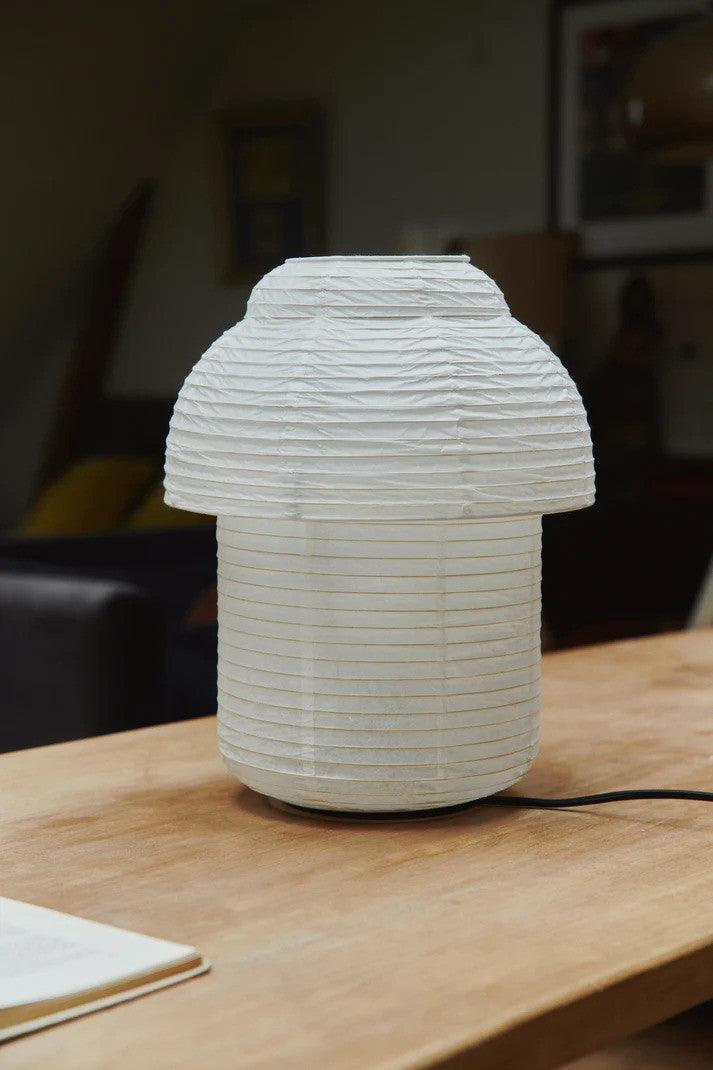 Zoomet ind på den unikke designet Papier Ø30 Bordlampe i Hvid placeret på et bord