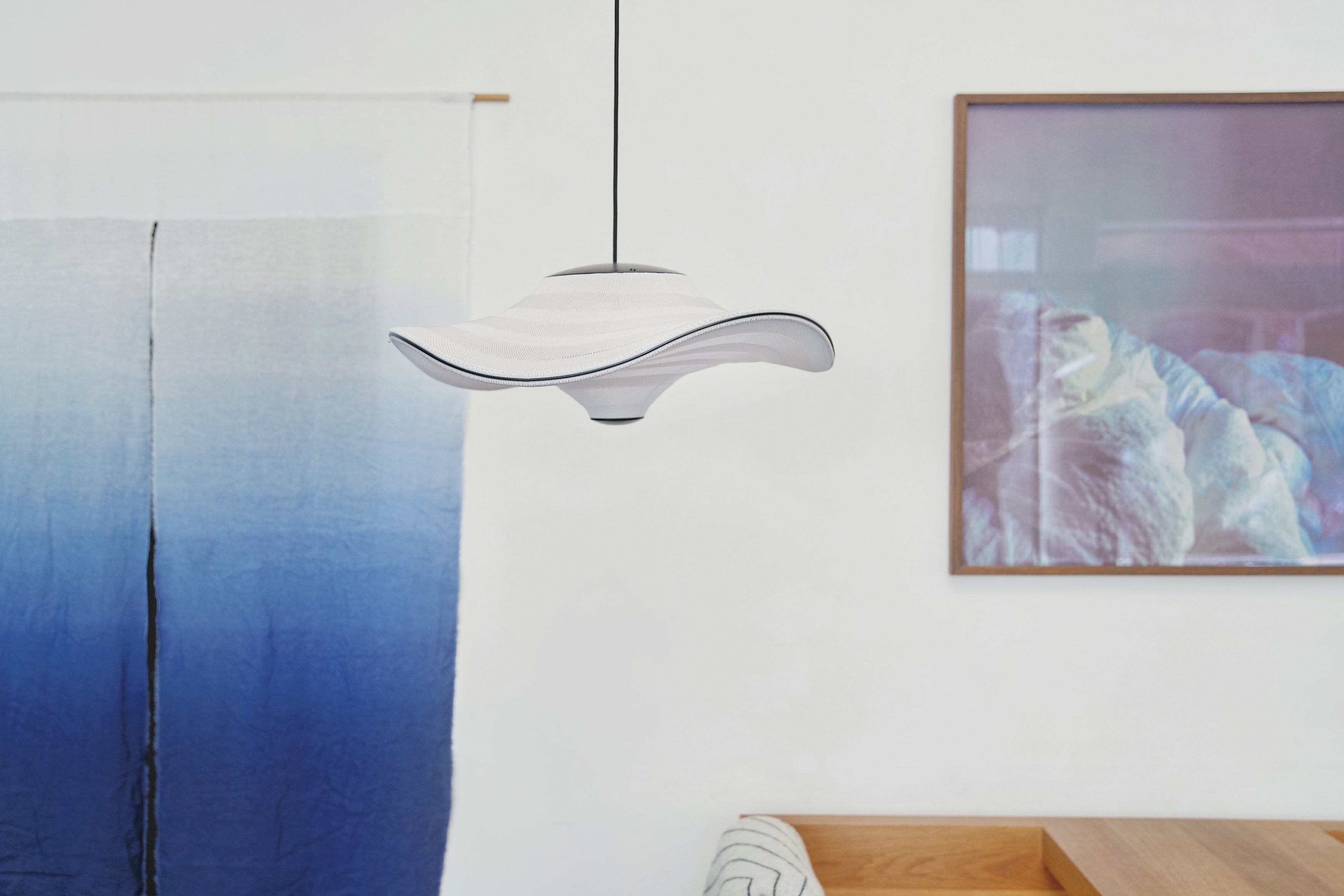 Den unikke og simple designet Flying Ø78 i Ivory White hængt op i stuen 