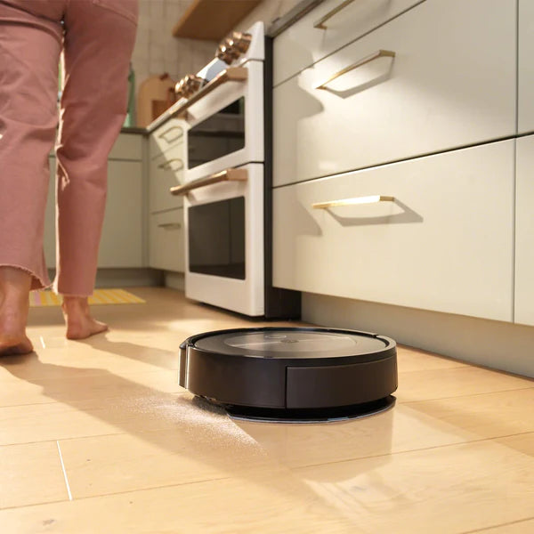 Robotstøvsuger fra irobot der støvsuger i et køkken