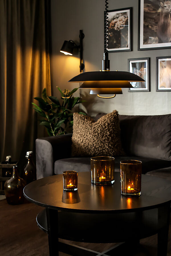 Den æstetiske Epsilon Ø45 Pendel med hejs i Sort hængt op i stuen for dens behagelige belysning