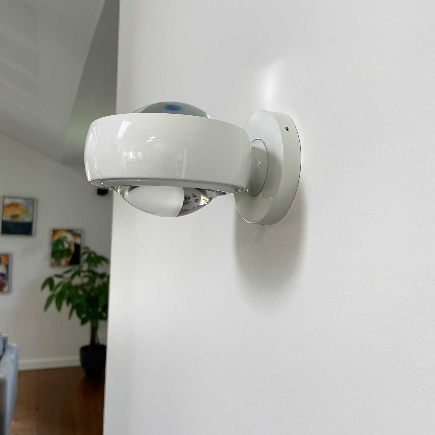 LOOM Design Optic Glossy White særlige lyskuppel spreder lyset fra det indbyggede LED