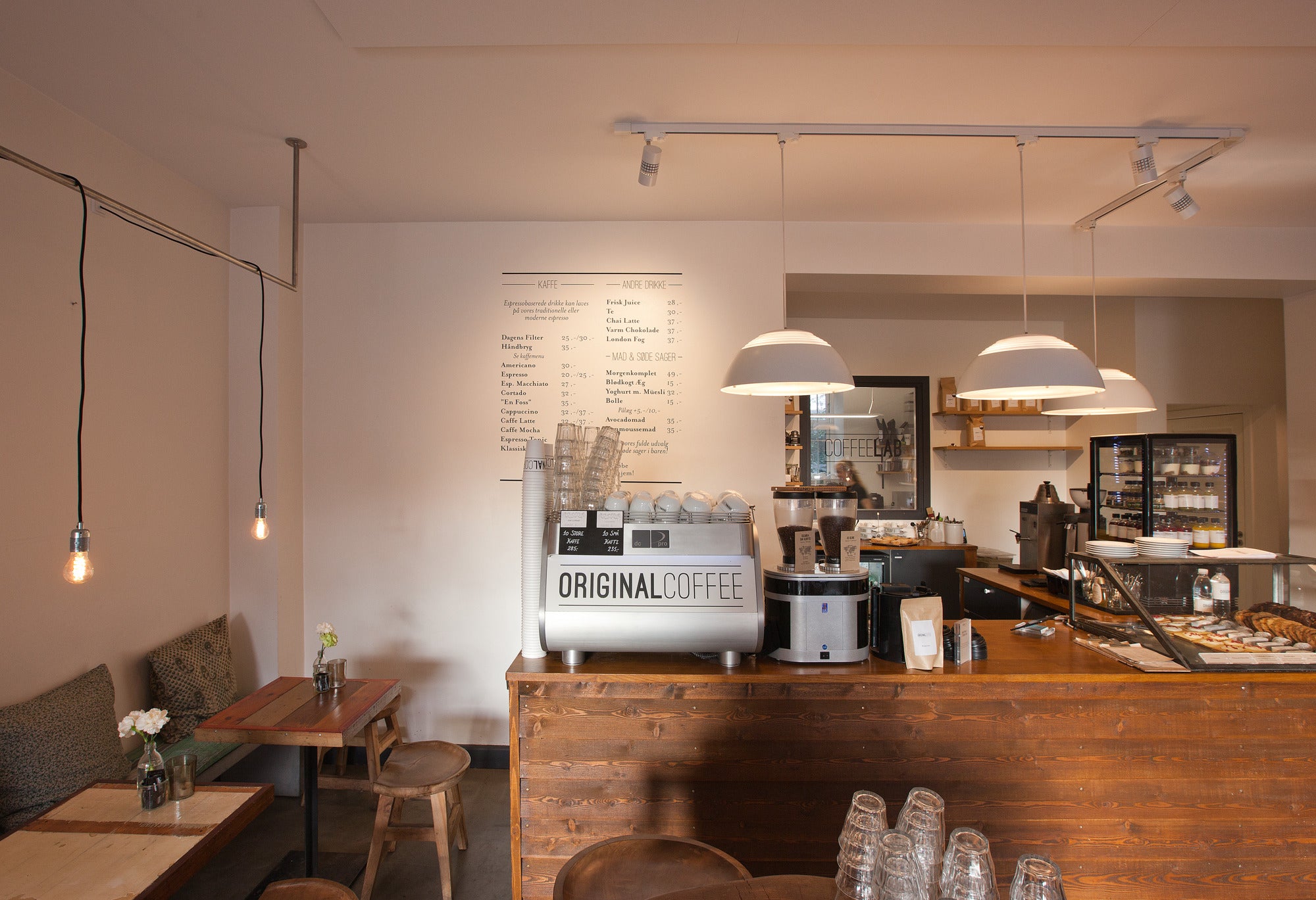 Tre stk. AJ Royal pendler i en cafe