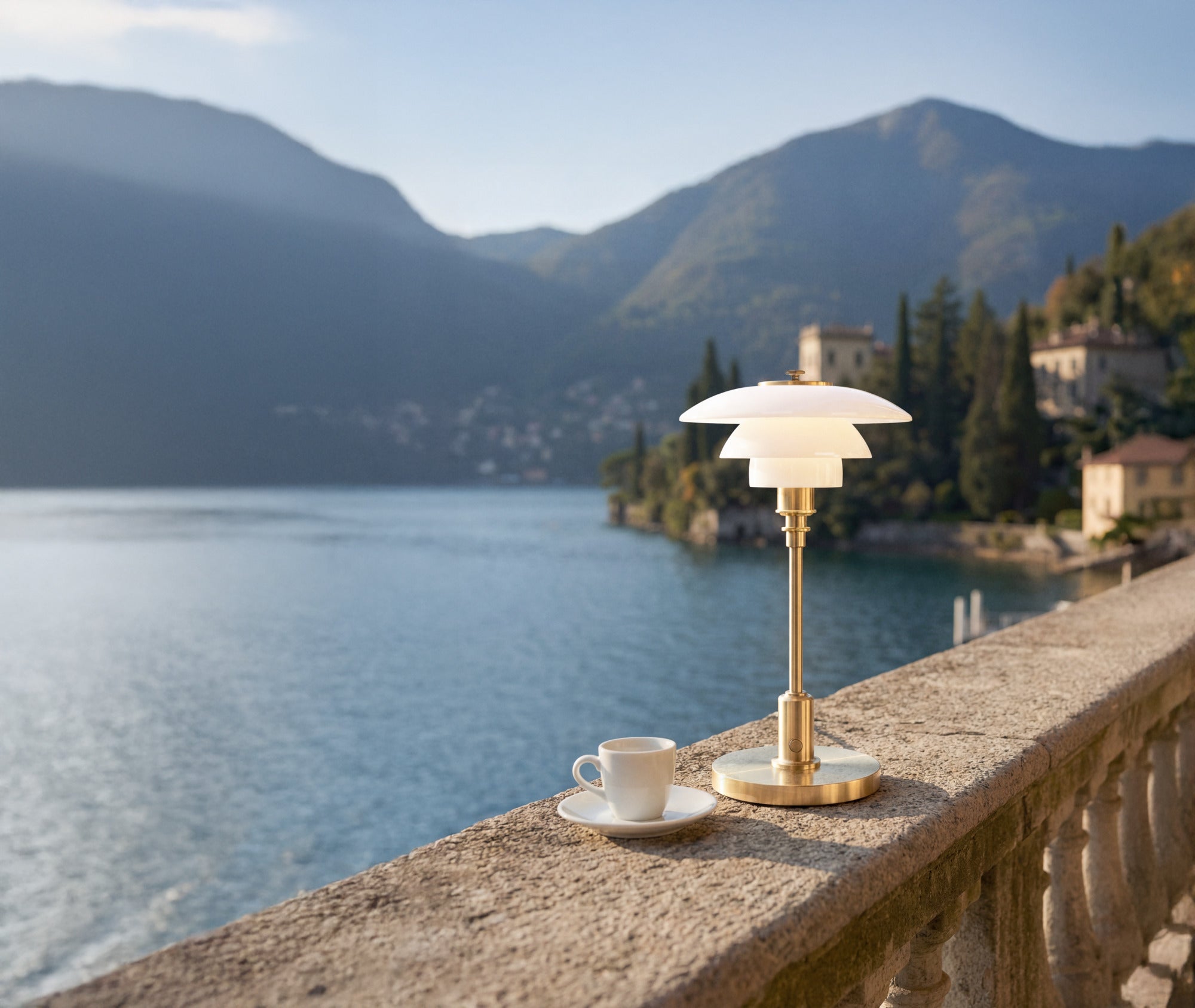 PH 1/1 Portable Lampe Metallised Brass på altan