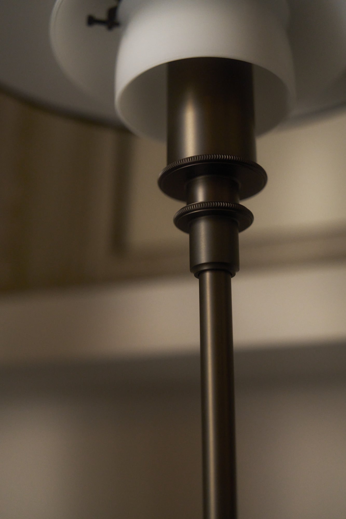 Detaljer på Louis Poulsen PH lampe 3/2 Bordlampe Bruneret Messing/Opalglas