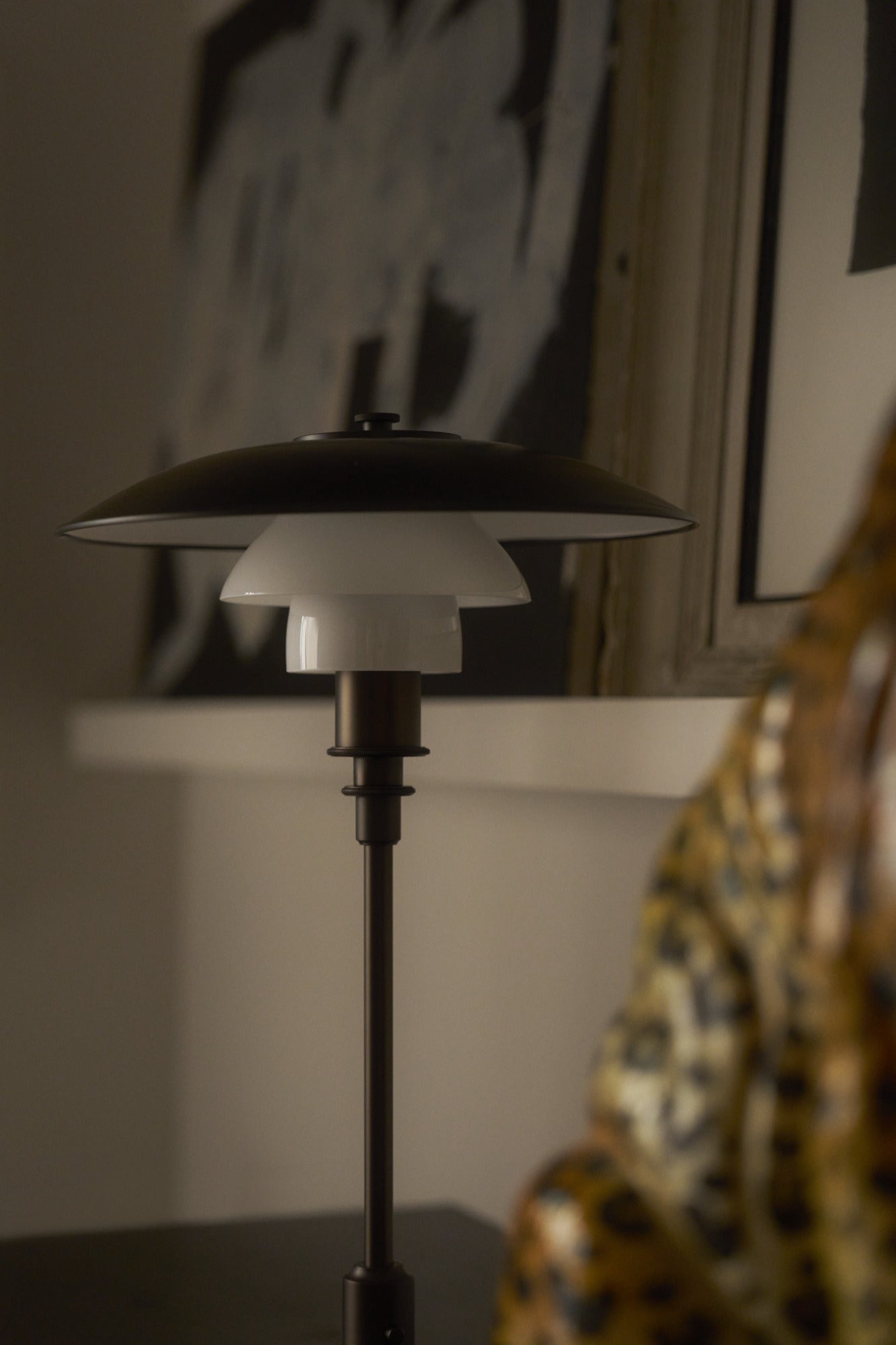 Louis Poulsen PH lampe 3/2 Bordlampe Bruneret Messing/Opalglas i stuen