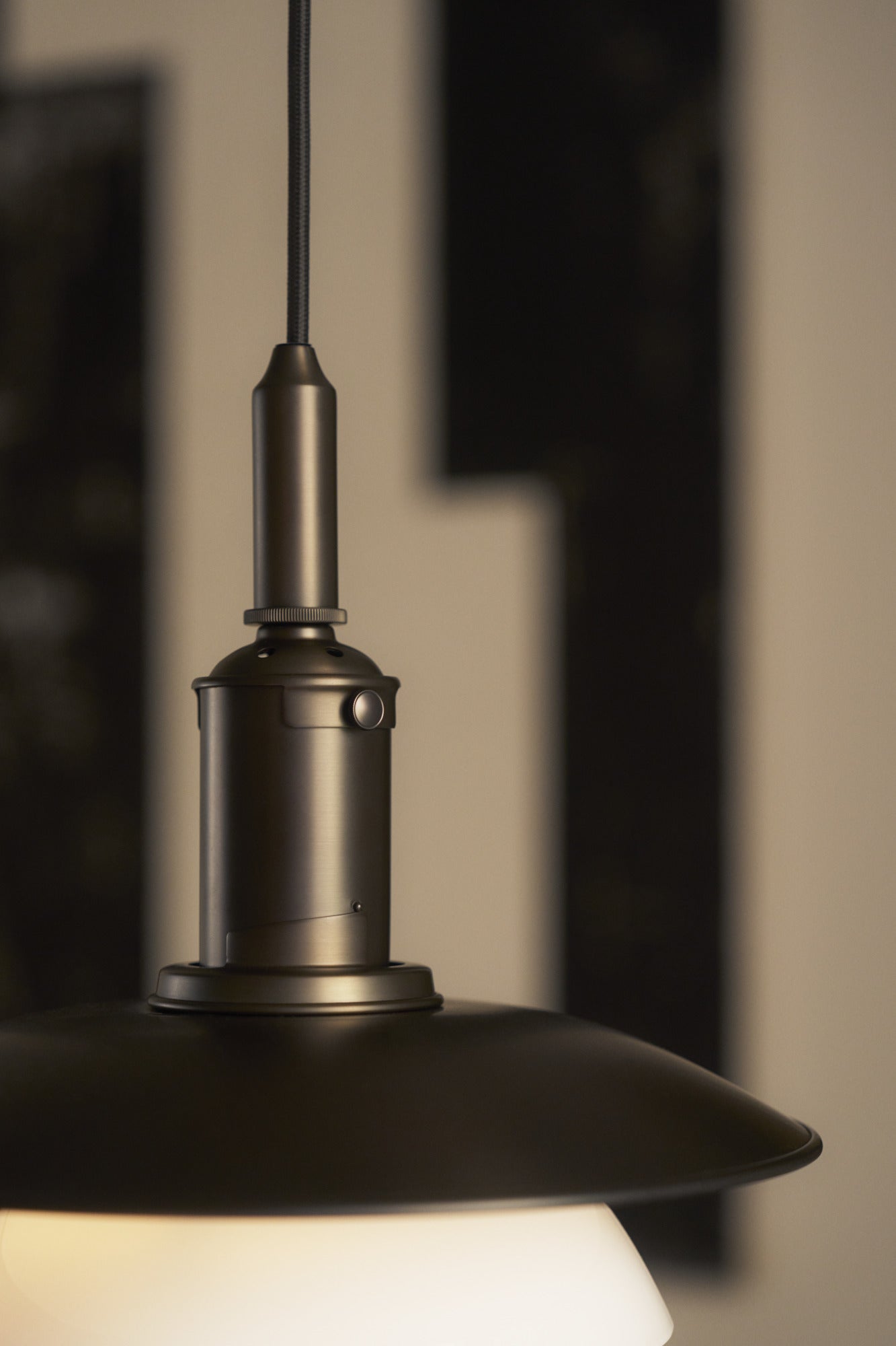 Detaljer på Louis Poulsen PH lampe 3/3 Pendel Bruneret Messing/Opalglas