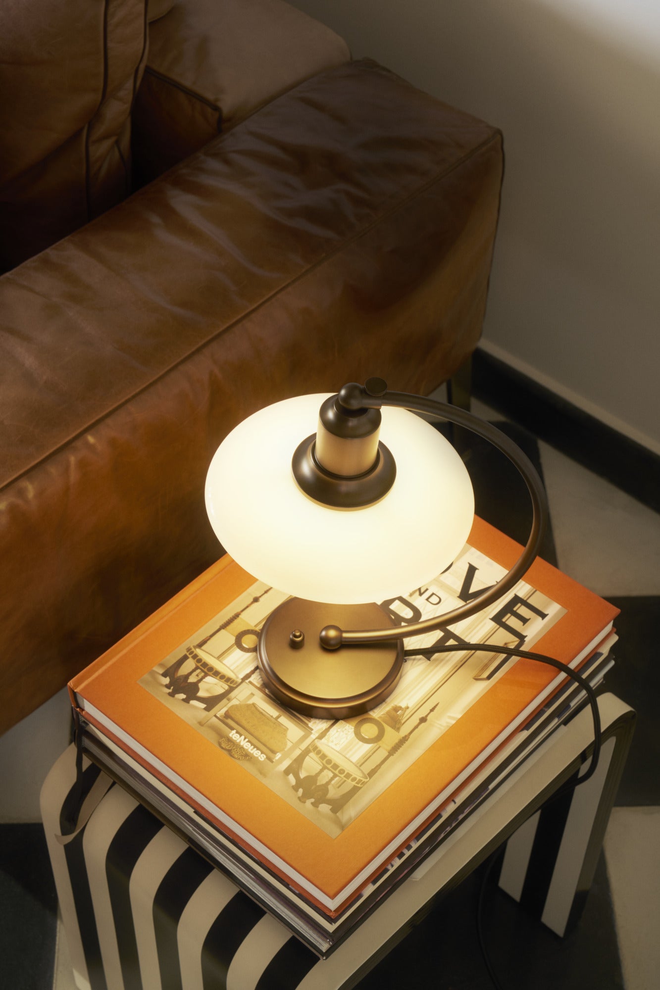 Louis Poulsen PH lampe Luna 2/2 Bordlampe Bruneret Messing/Opalglas tændt i læsekrogen