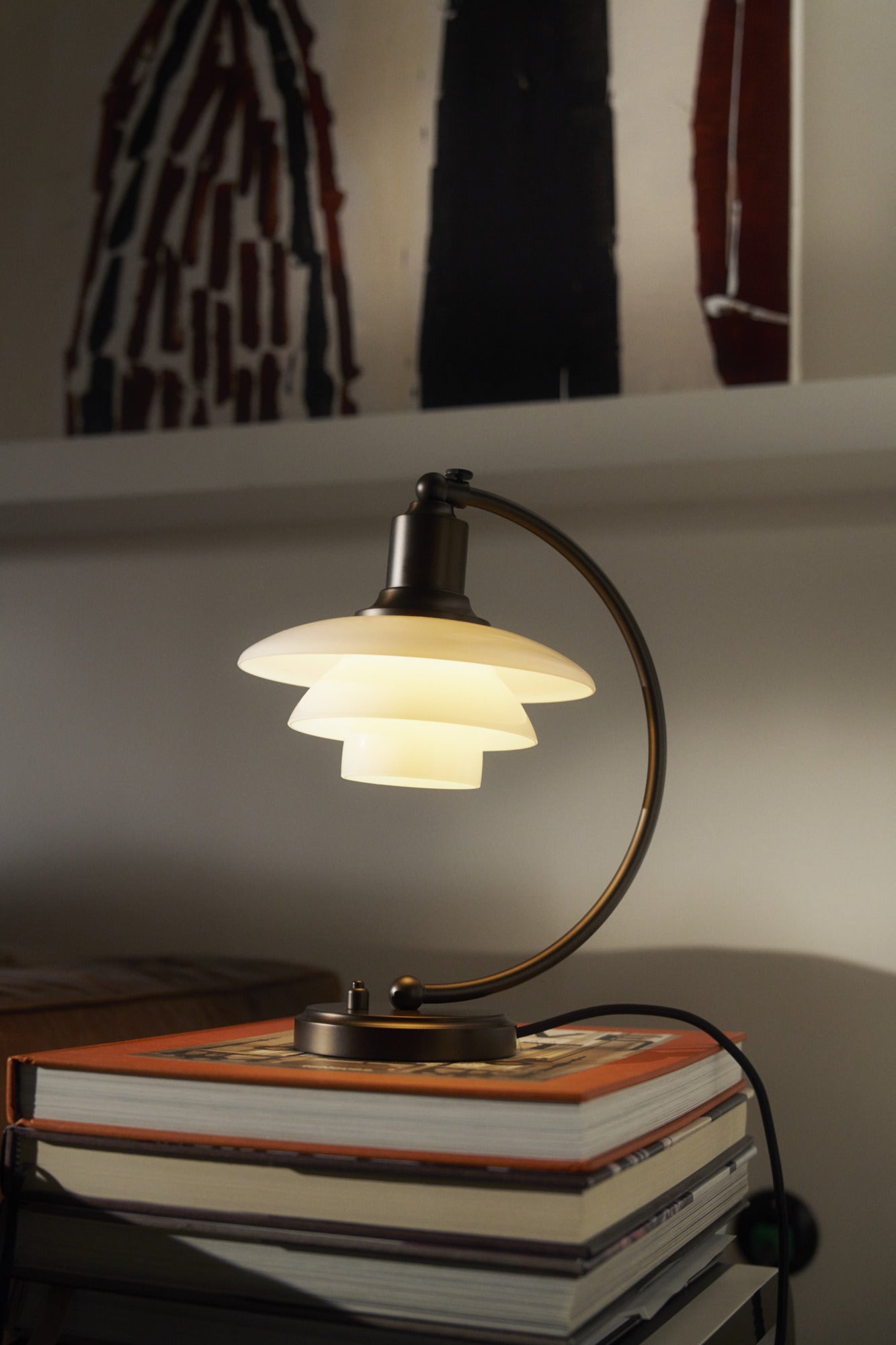 Louis Poulsen PH lampe Luna 2/2 Bordlampe Bruneret Messing/Opalglas i studiet