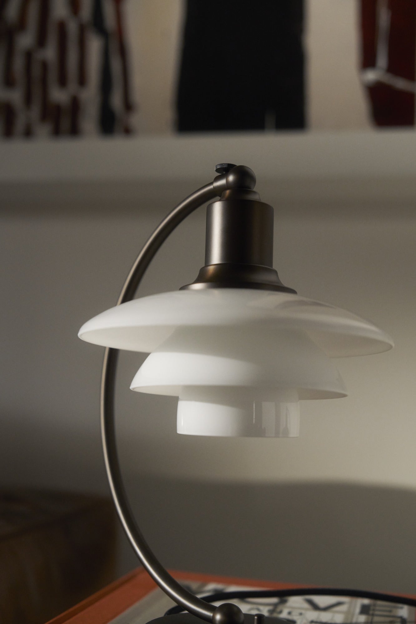 Louis Poulsen PH lampe Luna 2/2 Bordlampe Bruneret Messing/Opalglas detaljer i slukket tilstand
