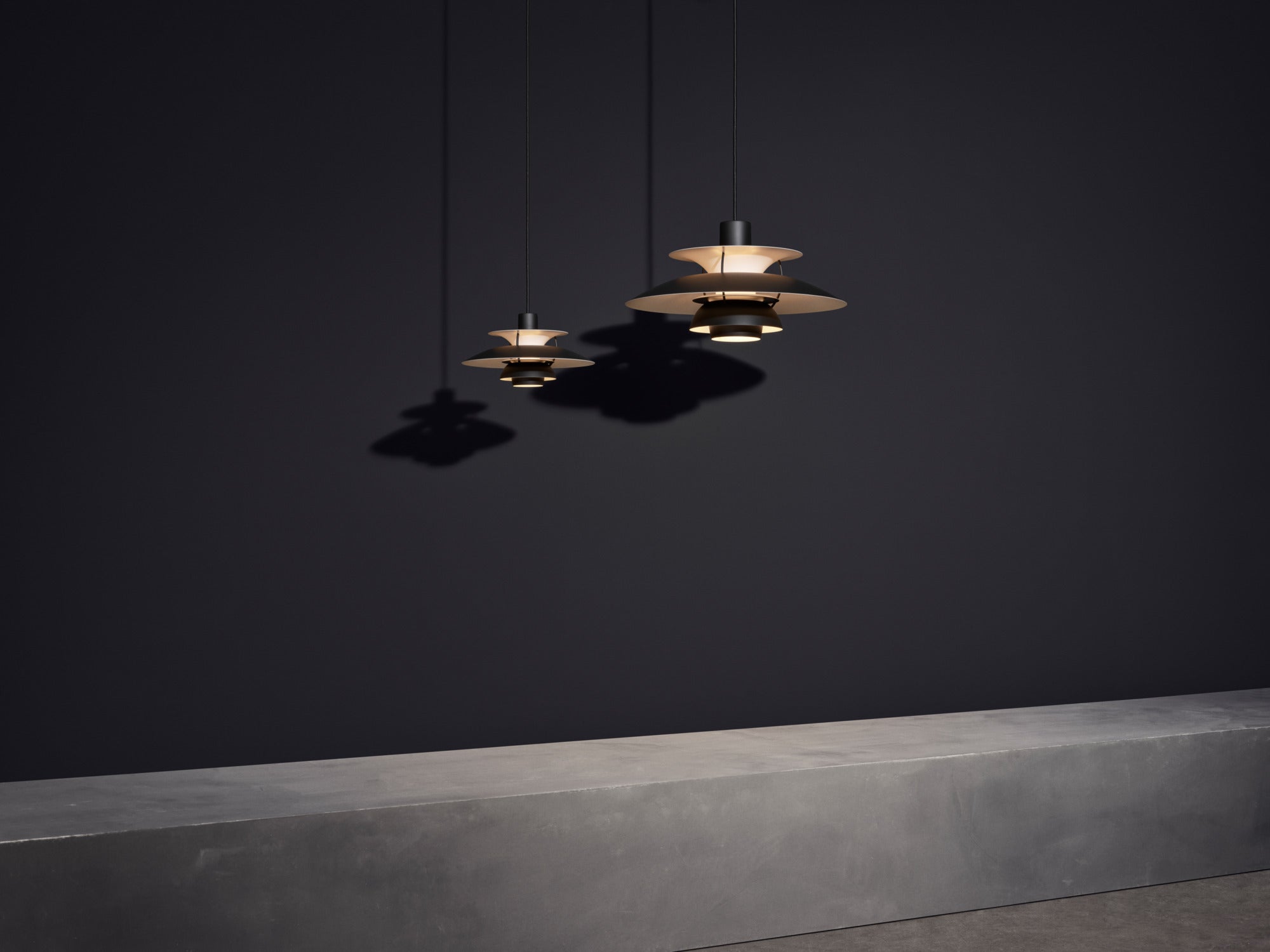 PH5 Monokrom sort pendel lampe fra Louis Poulsen