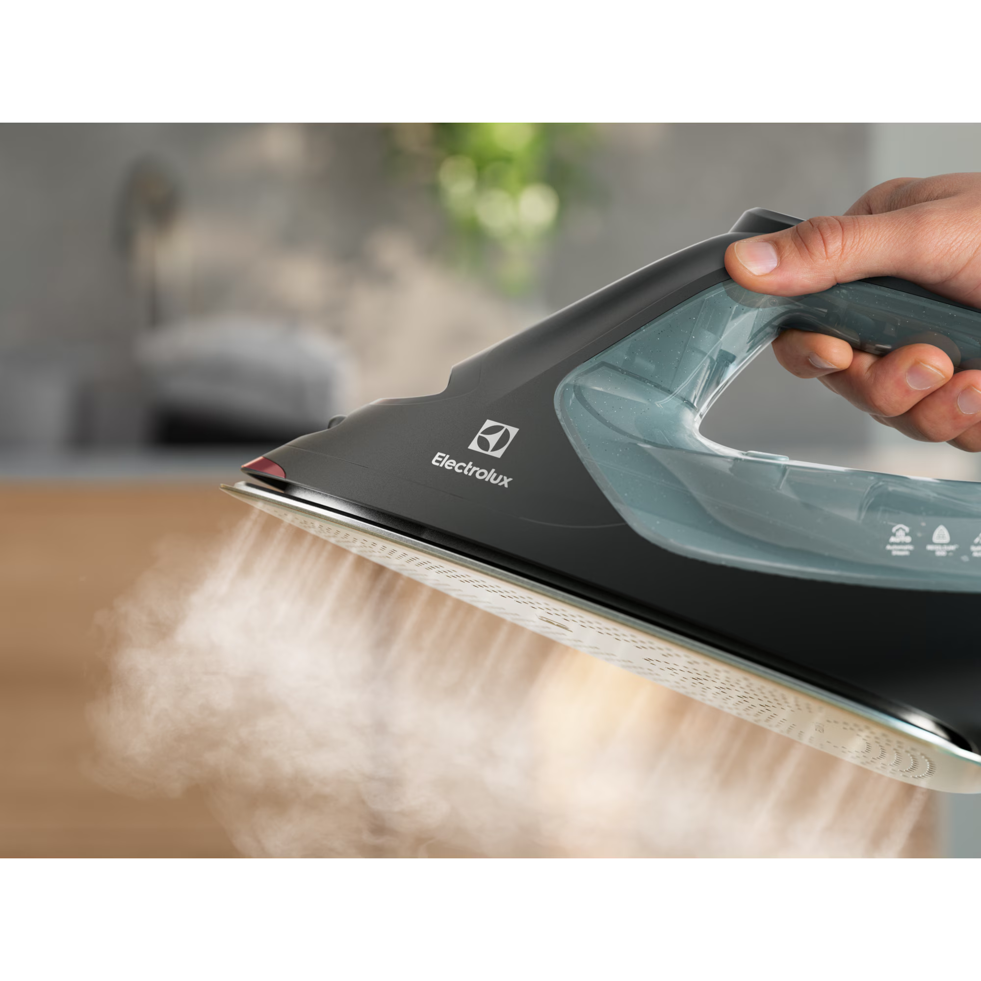 Electrolux Renew 800 E8SI2-8OG dampstrygejern i brug med damp