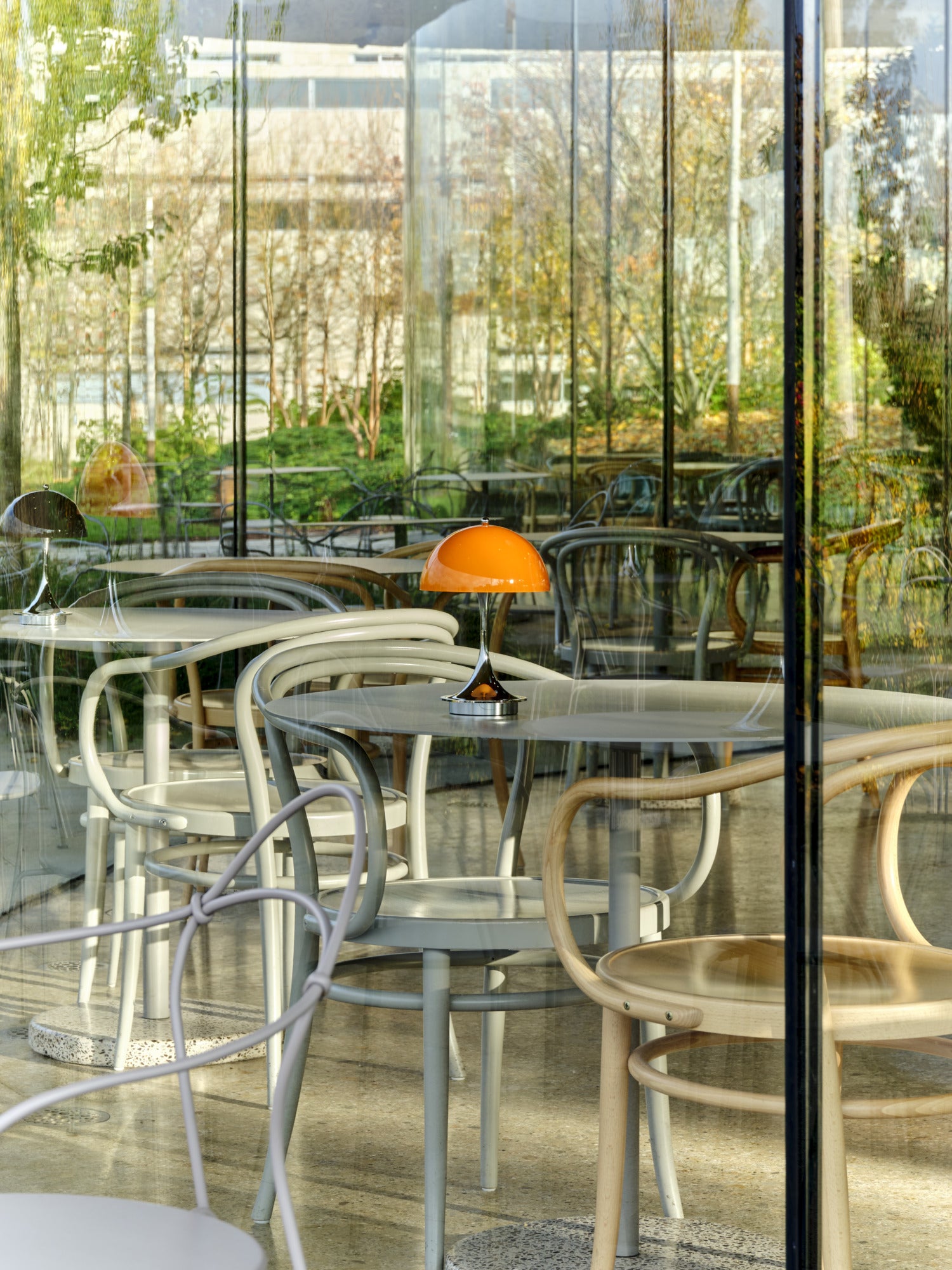 Panthella 160 Portable Lampe Original Opal Orange ude i brasseriet