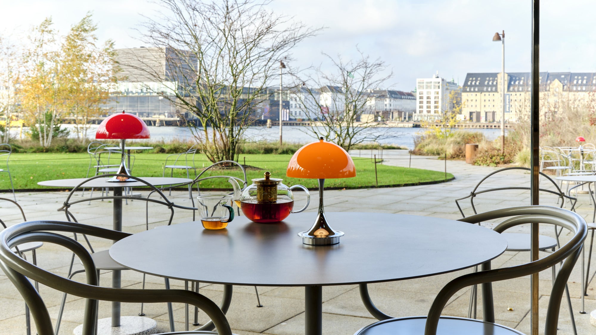 Panthella 160 Portable Lampe Original Opal Orange med udsigt til kanalrundfarten