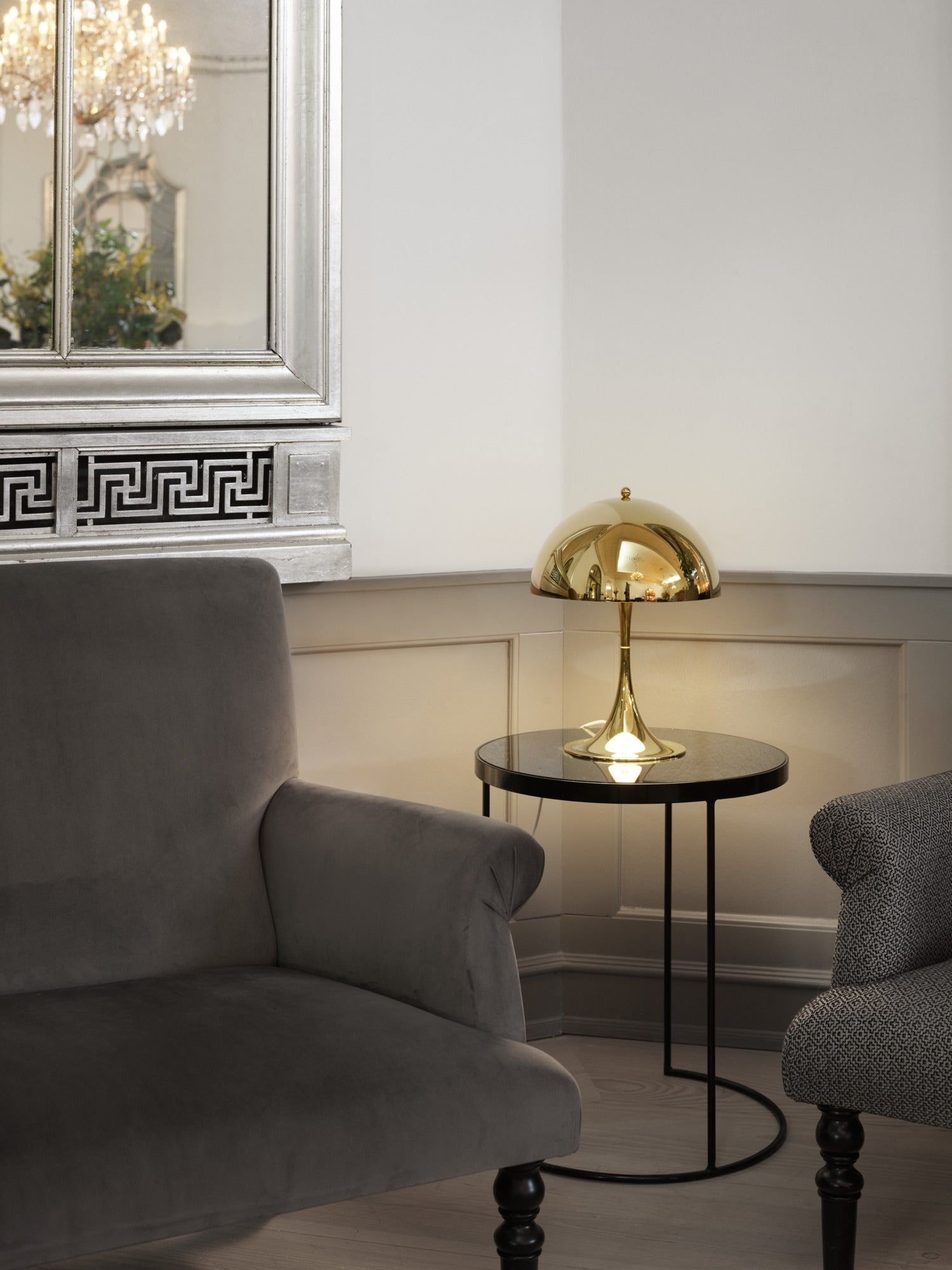 Panthella lampen i messing i en grå stue