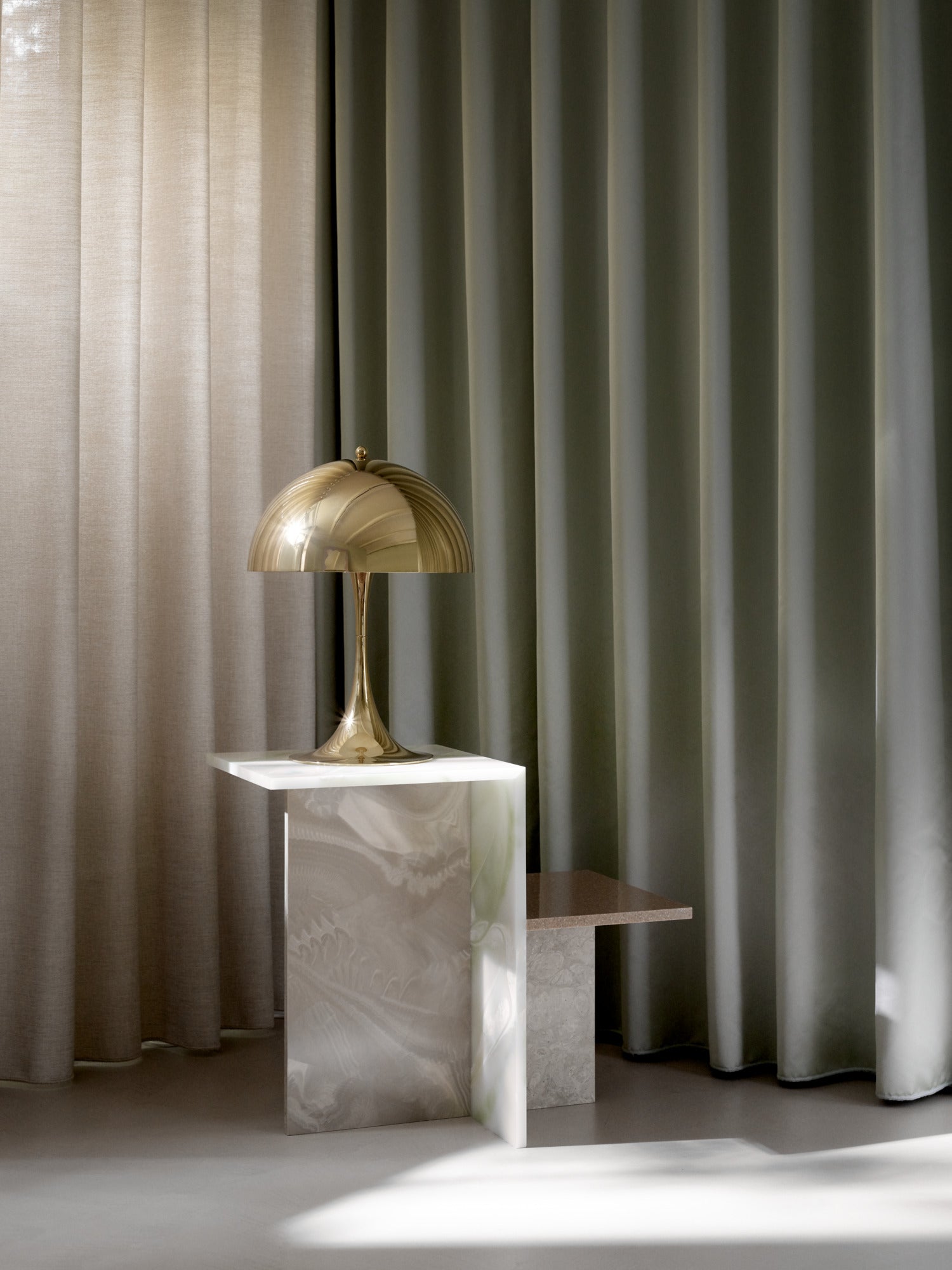 Den elegante Louis Poulsen Panthella bordlampe i messing